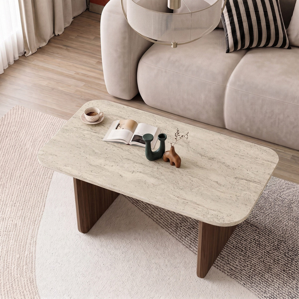 Couchtisch Pietra von Nordure in Travertin-Optik und Milano-Nussbaum-Dekor, rechteckige Form, aus melaminbeschichteter Spanplatte gefertigt.