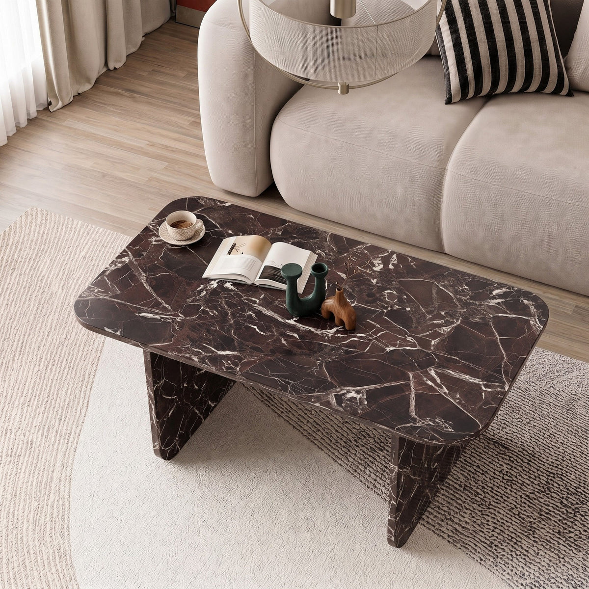 Rechteckiger Couchtisch mit marmorähnlicher, brauner Oberfläche aus melaminbeschichteter Spanplatte, schlichtes modernes Design, Grösse 100x60x42 cm.