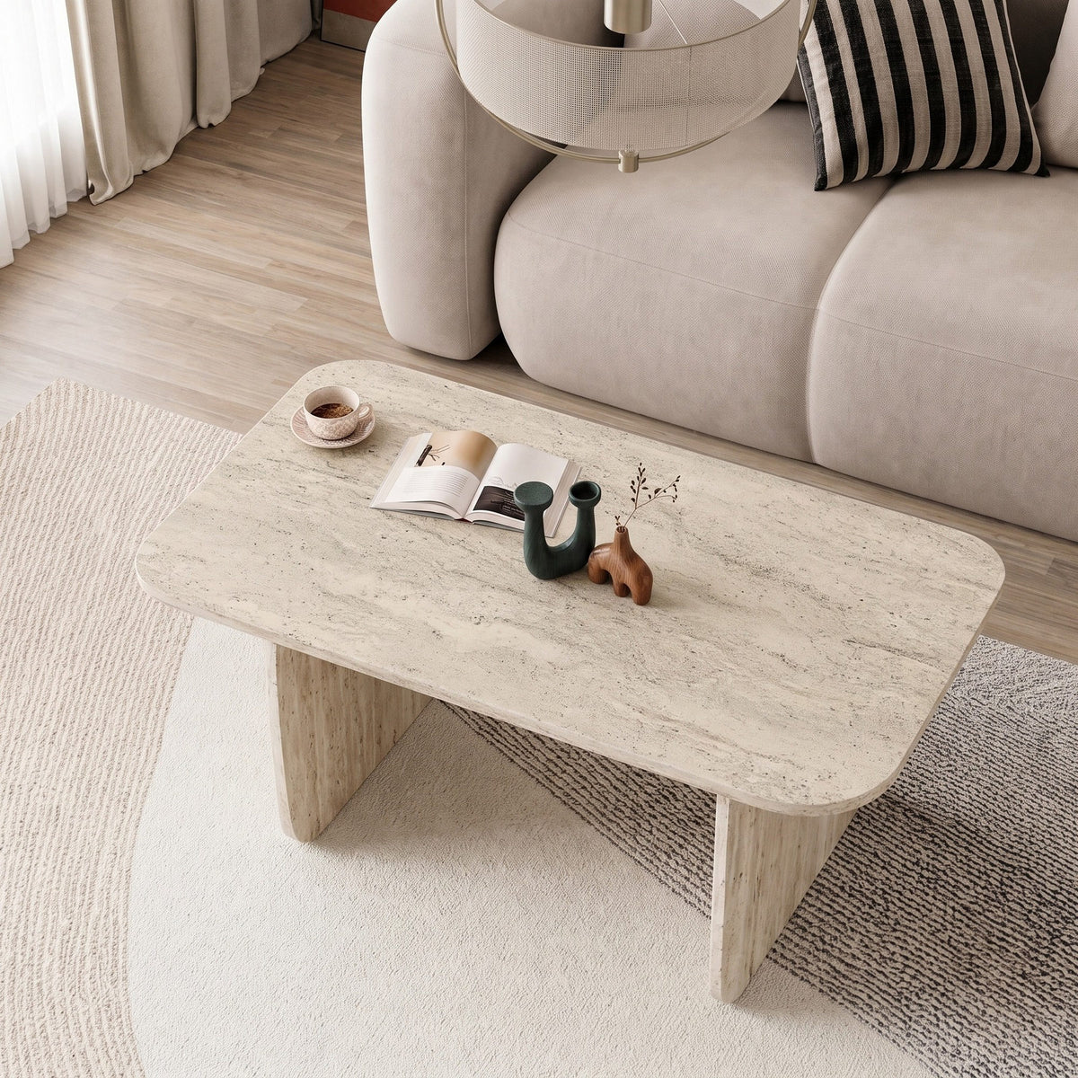 Couchtisch Pietra von Nordure in Travertinfarbe, rechteckige Tischplatte aus melaminbeschichteter Spanplatte, schlichte Form, Frontalansicht.