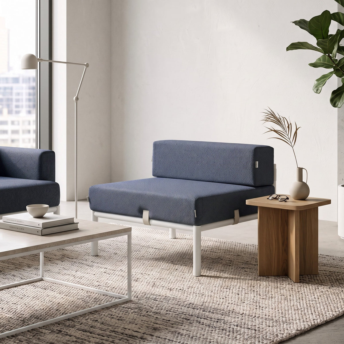 Einzelnes 1-Sitzer-Modul von Hanah Home in Weiss/Marineblau mit Bouclé-Stoff, Metallbeinen und gepolsterter Rückenlehne im Wohnzimmer.