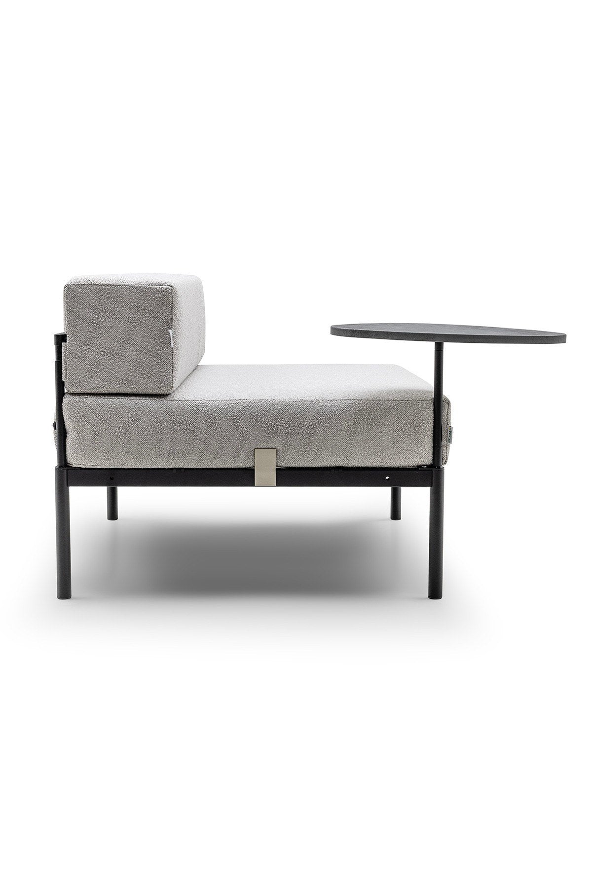 Foto eines 1-Sitzer-Sofamoduls in Schwarz/Grau mit Bouclé-Stoff, Metallgestell, Metallbeinen und integriertem Beistelltisch von Hanah Home.