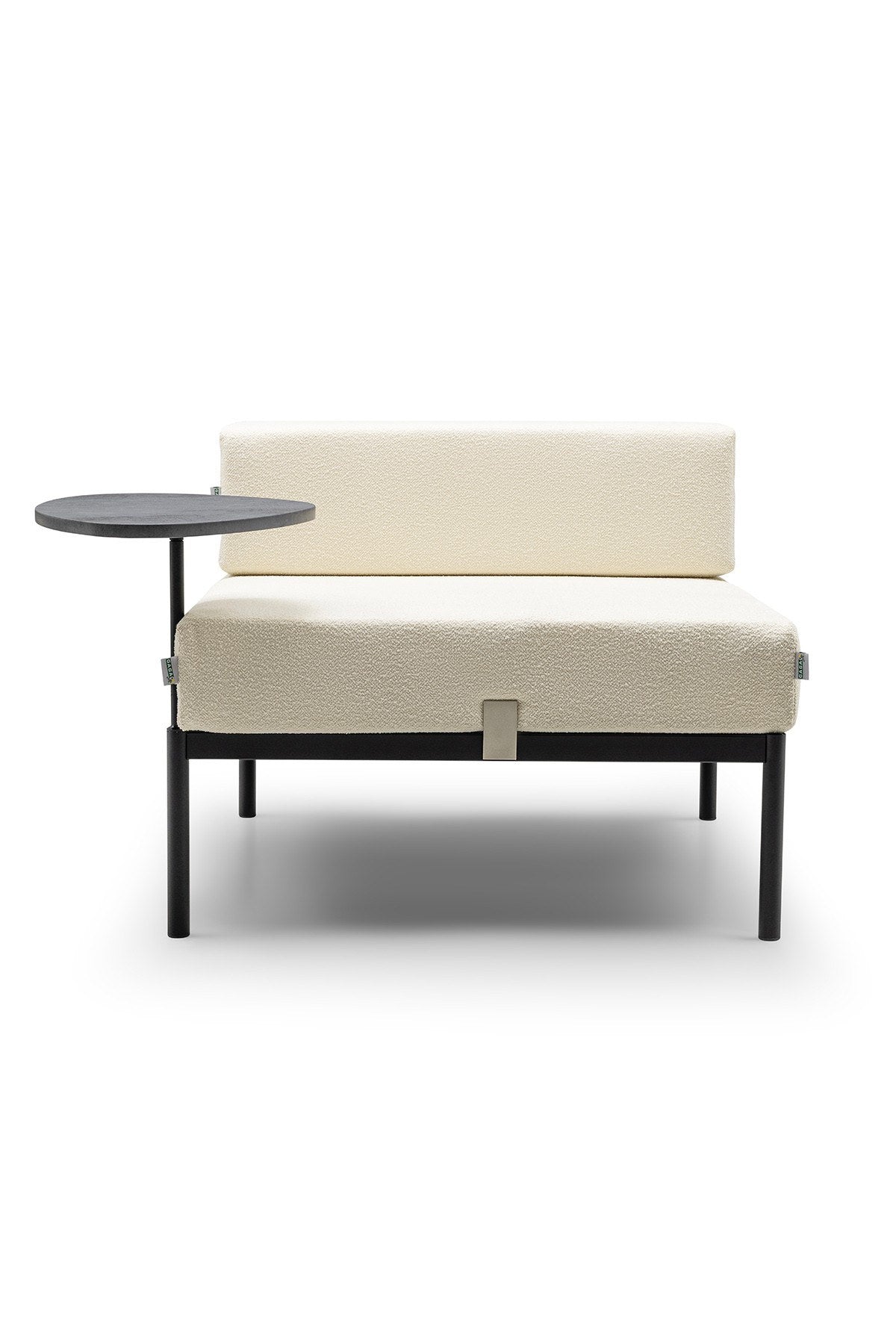 1-Sitzer-Modul von Hanah Home in Schwarz/Creme mit Bouclé-Stoffbezug, Metallgestell, Metallbeinen und gepolsterter Rückenlehne im Wohnraum.