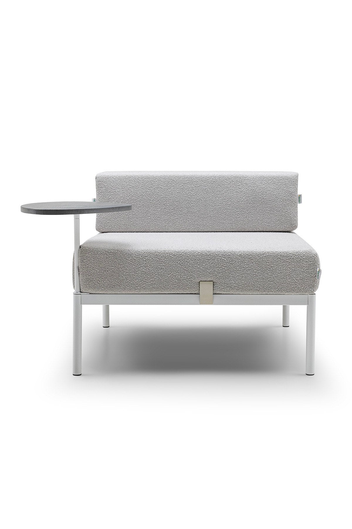 Einzelnes Sofa-Modul mit Beistelltisch in Weiss/Grau, Bouclé-Stoff, Metallbeine, gepolsterte Sitzfläche und Rückenlehne aus Flex-Schaumstoff.