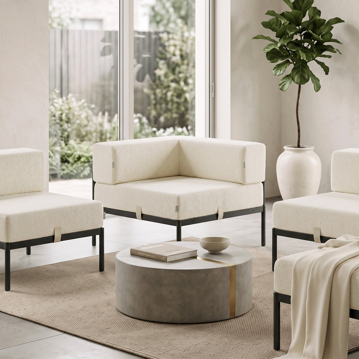 Eckmodul in Schwarz und Creme von Hanah Home mit Bouclé-Stoff, Metallgestell und verstellbarer Rückenlehne, Seitenansicht des Sitzmöbels.