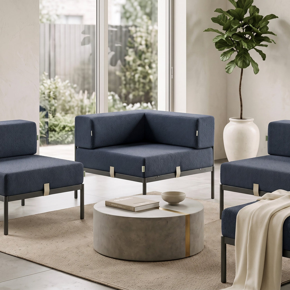Eckmodul in Schwarz und Marineblau mit Bouclé-Stoff, Metallbeinen und gepolsterter, verstellbarer Rückenlehne, Frontalansicht.