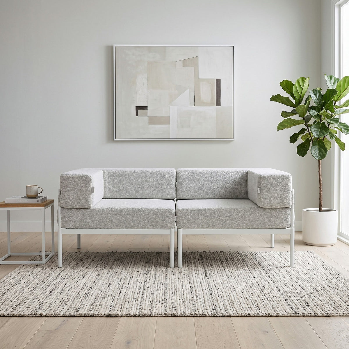 2-Sitzer-Sofa in Weiss / Grau von Hanah Home mit Bouclé-Bezug, Metallgestell und schlanken Metallbeinen, abnehmbare Sitzkissen sichtbar.