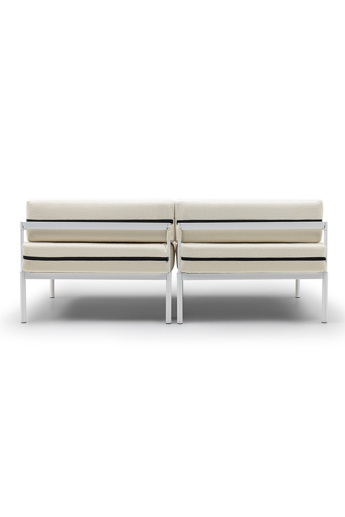 2-Sitzer-Sofa in Weiss/Creme mit Bouclé-Stoffbezug, Metallgestell und Metallbeinen, abnehmbaren Sitzkissen und verstellbarer Rückenlehne, 180 cm breit.
