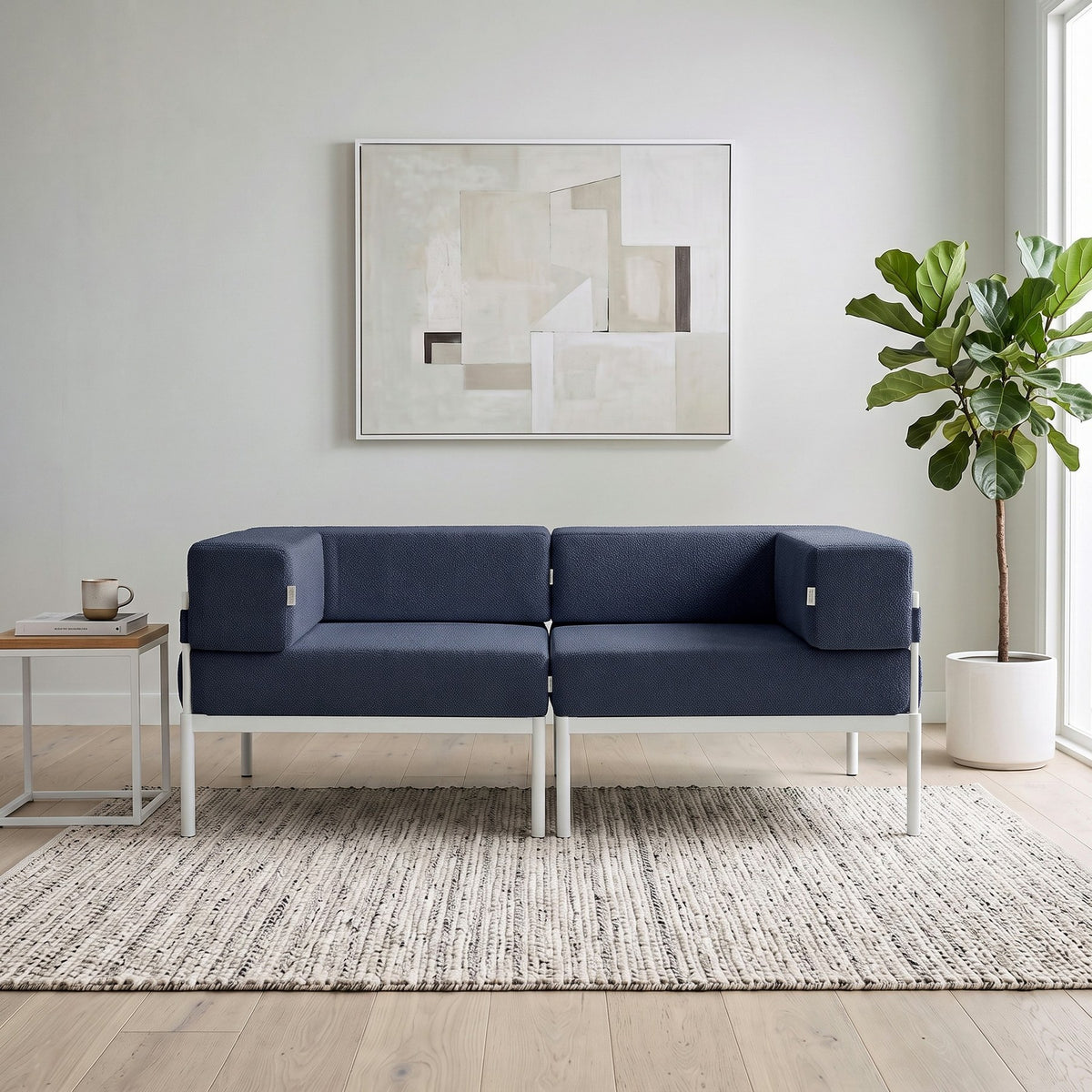 Zweisitzer-Sofa in Weiss und Marineblau mit Bouclé-Stoff, Metallgestell und schlanken Metallbeinen, mit abnehmbaren Sitzkissen, Frontalansicht.