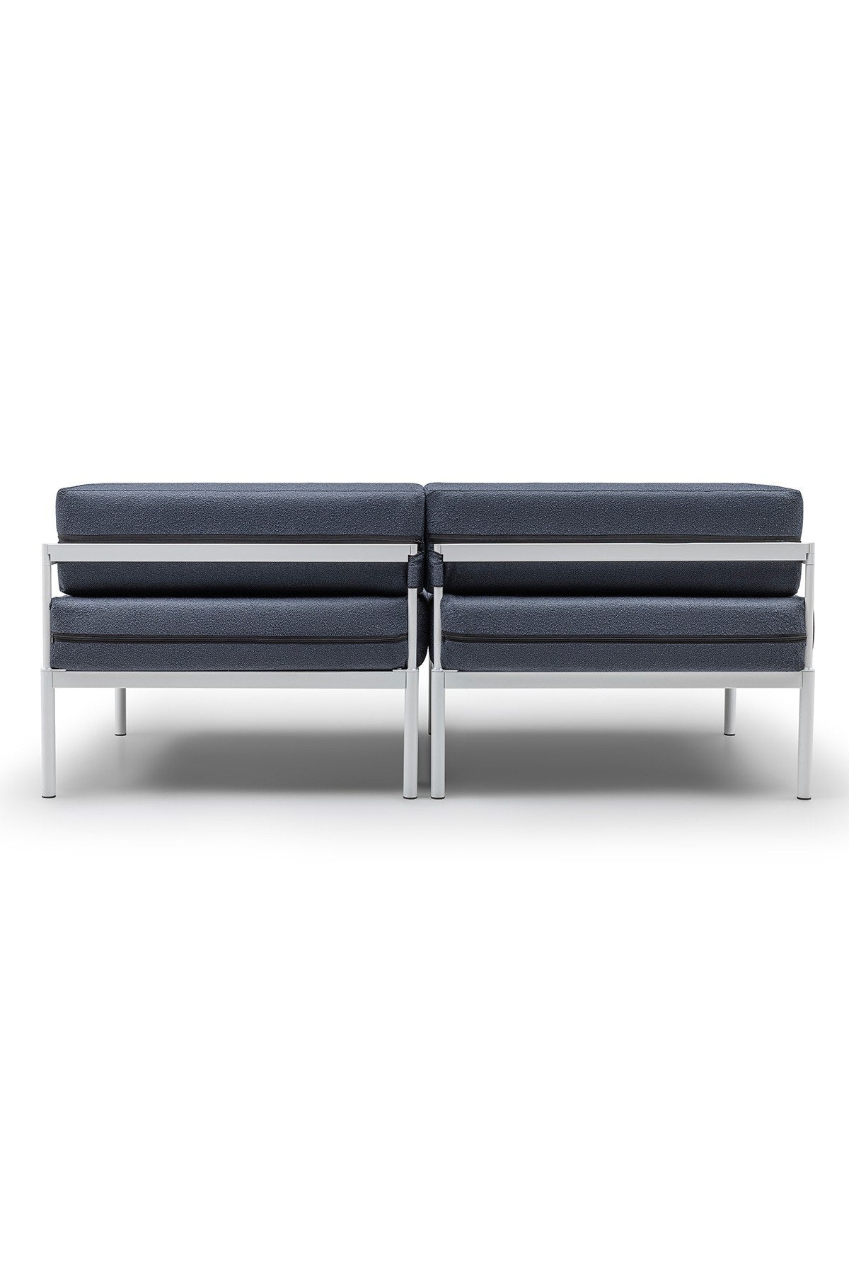 Zweisitzer-Sofa in Weiss und Marineblau mit Bouclé-Stoff, Metallgestell und schlanken Metallbeinen, mit abnehmbaren Sitzkissen, Frontalansicht.