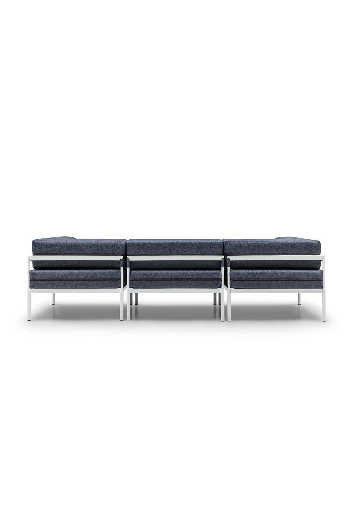 3-Sitzer-Sofa von Hanah Home in Weiss/Marineblau mit Bouclé-Stoff-Bezug, Metallgestell und Metallbeinen, Breite 270 cm, Tiefe 90 cm, Höhe 46 cm.