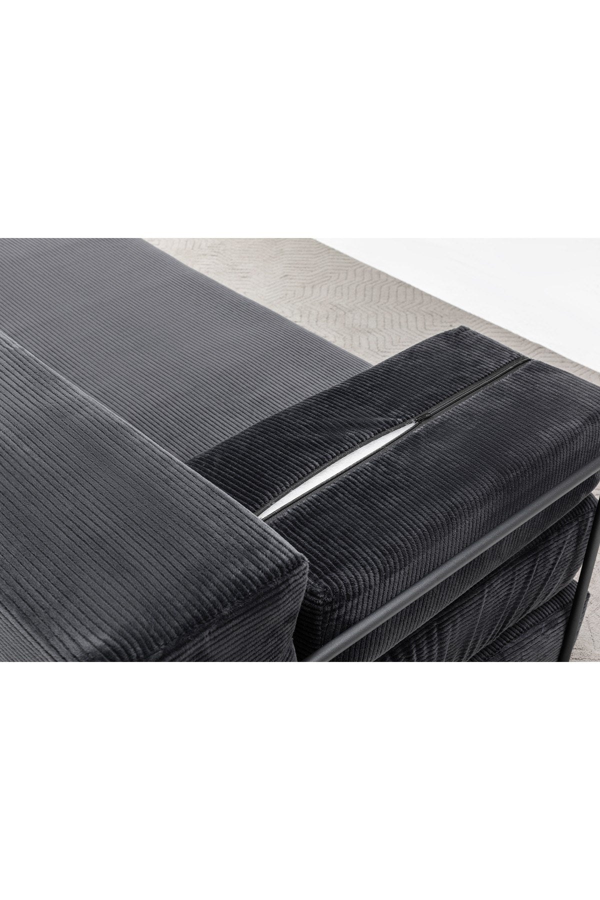 3-Sitzer-Schlafsofa in Anthrazit aus Venom Samt mit geraden Armlehnen, verstellbarer Rückenlehne und abnehmbaren Sitzkissen im Wohnraum.