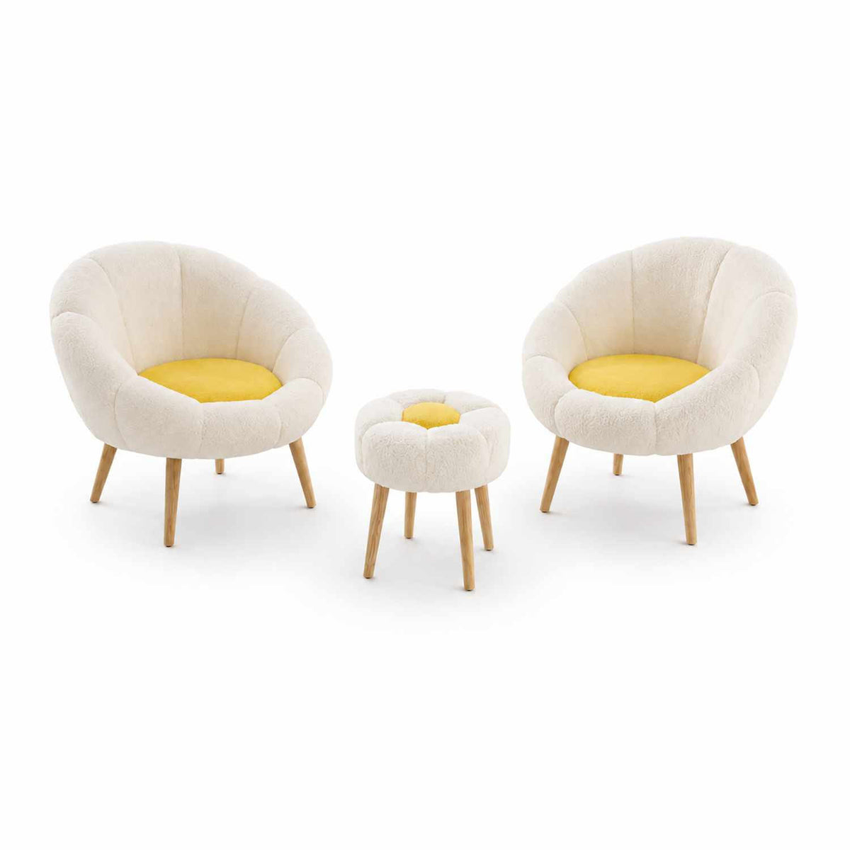 Zwei Ohrensessel und ein runder Pouf in Weiss/Gelb mit Wellsoft-Stoffbezug und Beinen aus Esche auf hellem Hintergrund.