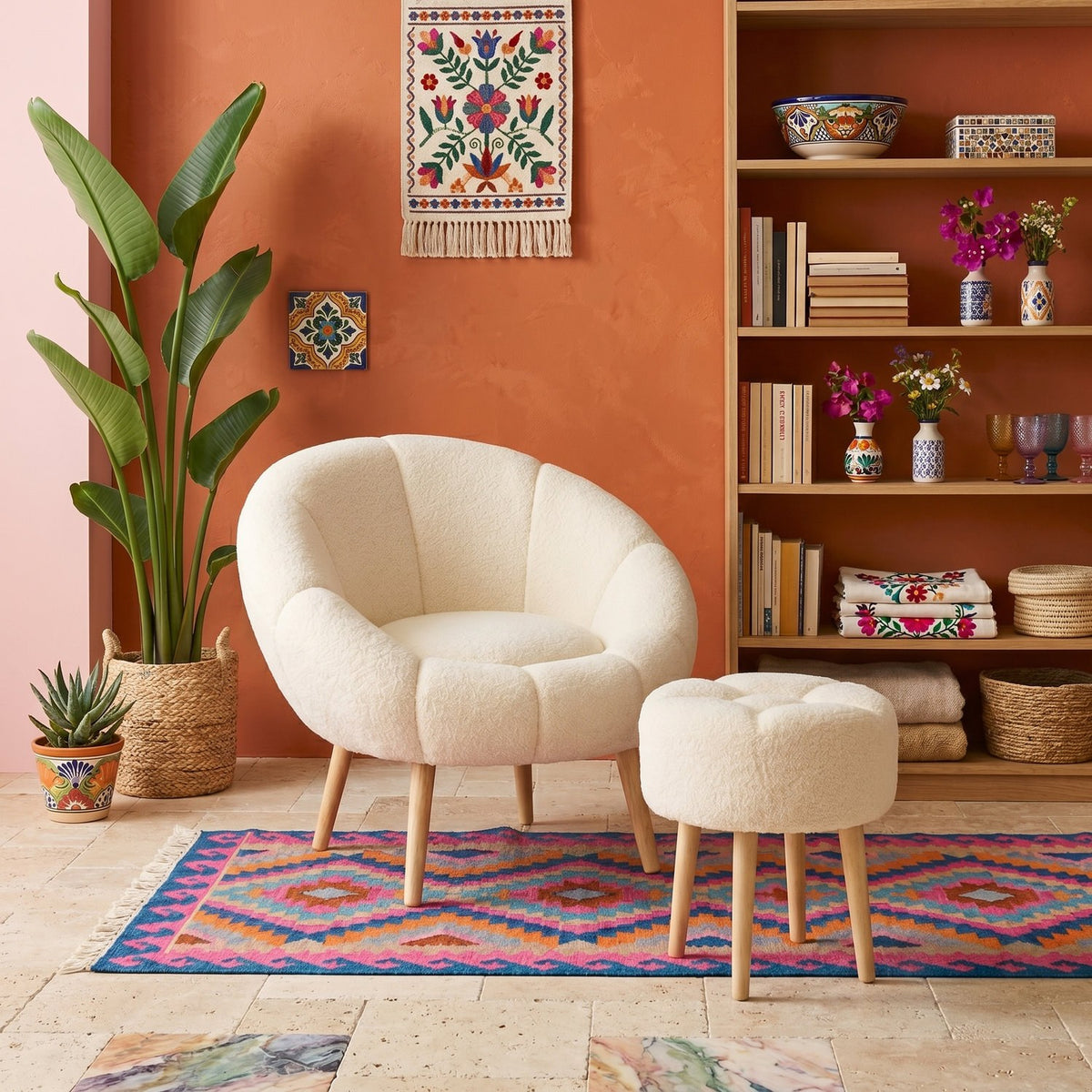 Cremefarbener Ohrensessel mit Flügeldesign und passendem runden Pouf, Bezug aus Wellsoft-Stoff, Beine aus Eschenholz.