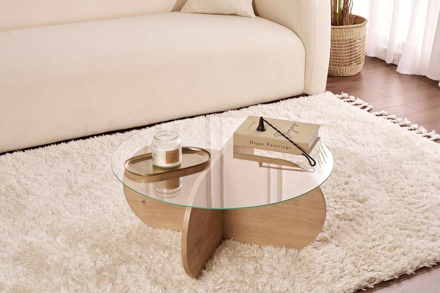 Entdecken Sie den eleganten Aeris Sofatisch aus Saphir-Eiche und transparentem Glas. Ein stilvolles Highlight für Ihr Zuhause, das Funktionalität und Design vereint.