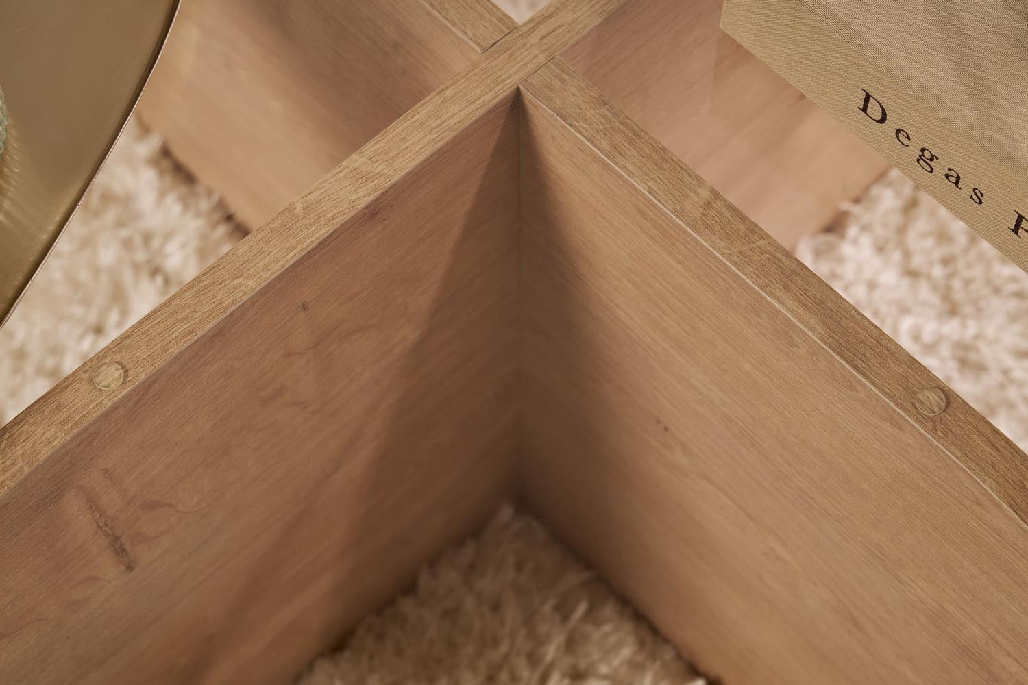 Erleben Sie den Aeris Sofatisch aus Saphir-Eiche und klarem Glas – ein stilvolles Möbelstück, das Eleganz und Funktionalität vereint.