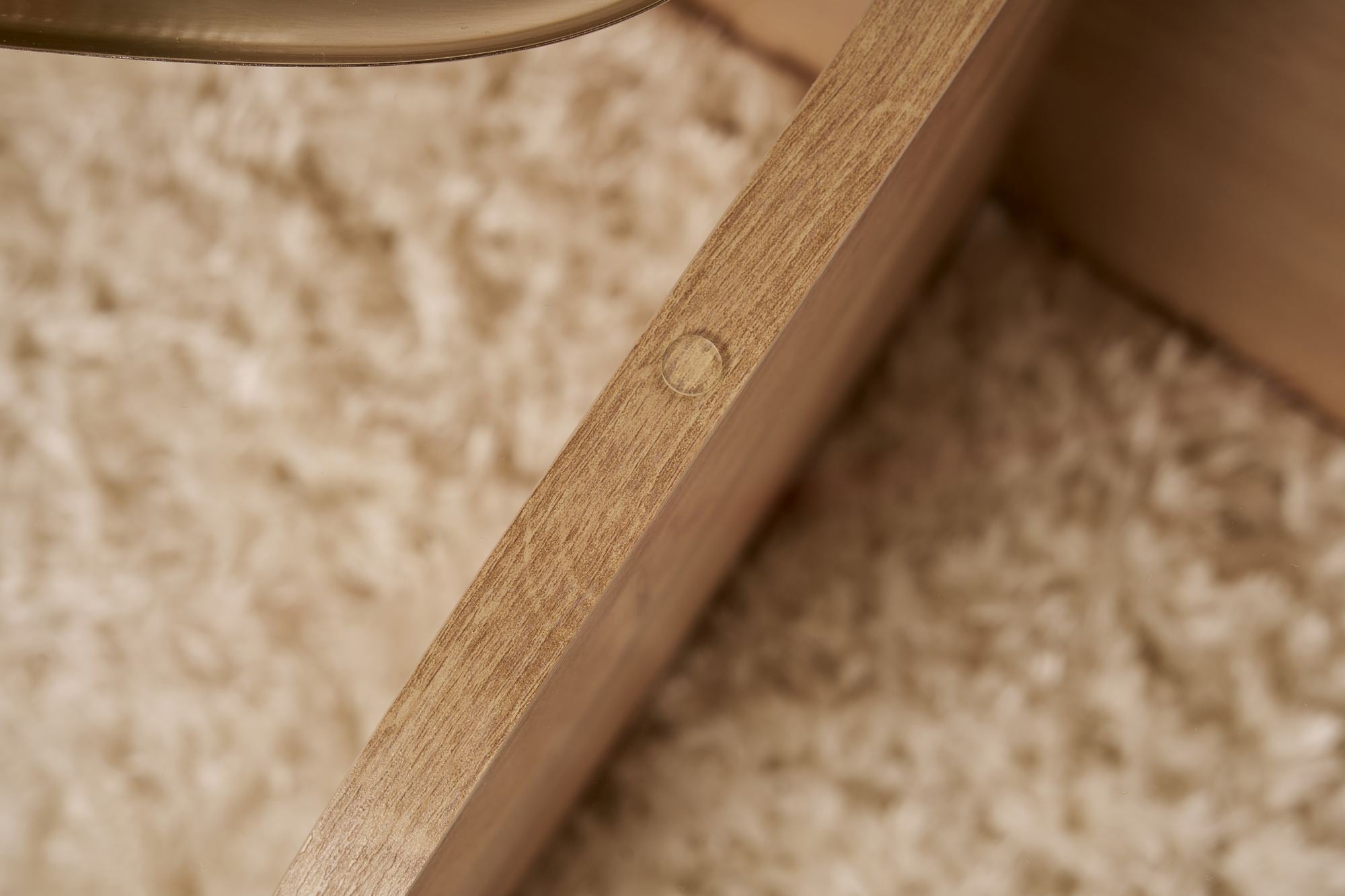 Entdecken Sie den Aeris Sofatisch aus Saphir-Eiche und transparentem Glas – ein elegantes Design, das Ihrem Wohnraum einen Hauch von Luxus verleiht.