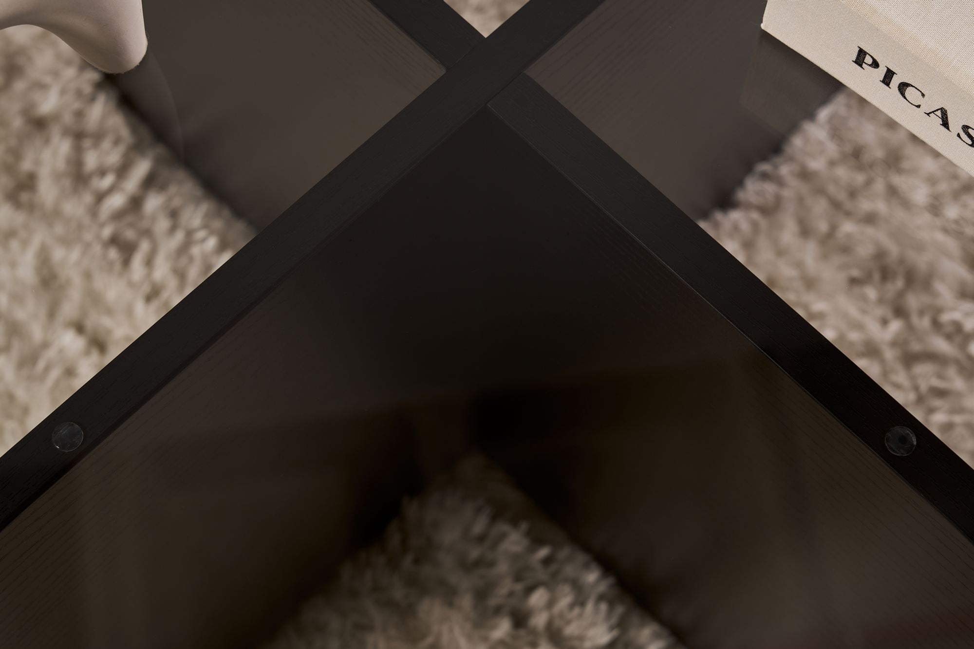 Der Aeris Sofatisch in Holz Schwarz Transparent von Nordure vereint stilvolle Eleganz und praktische Nutzung, ideal für jedes Zuhause.