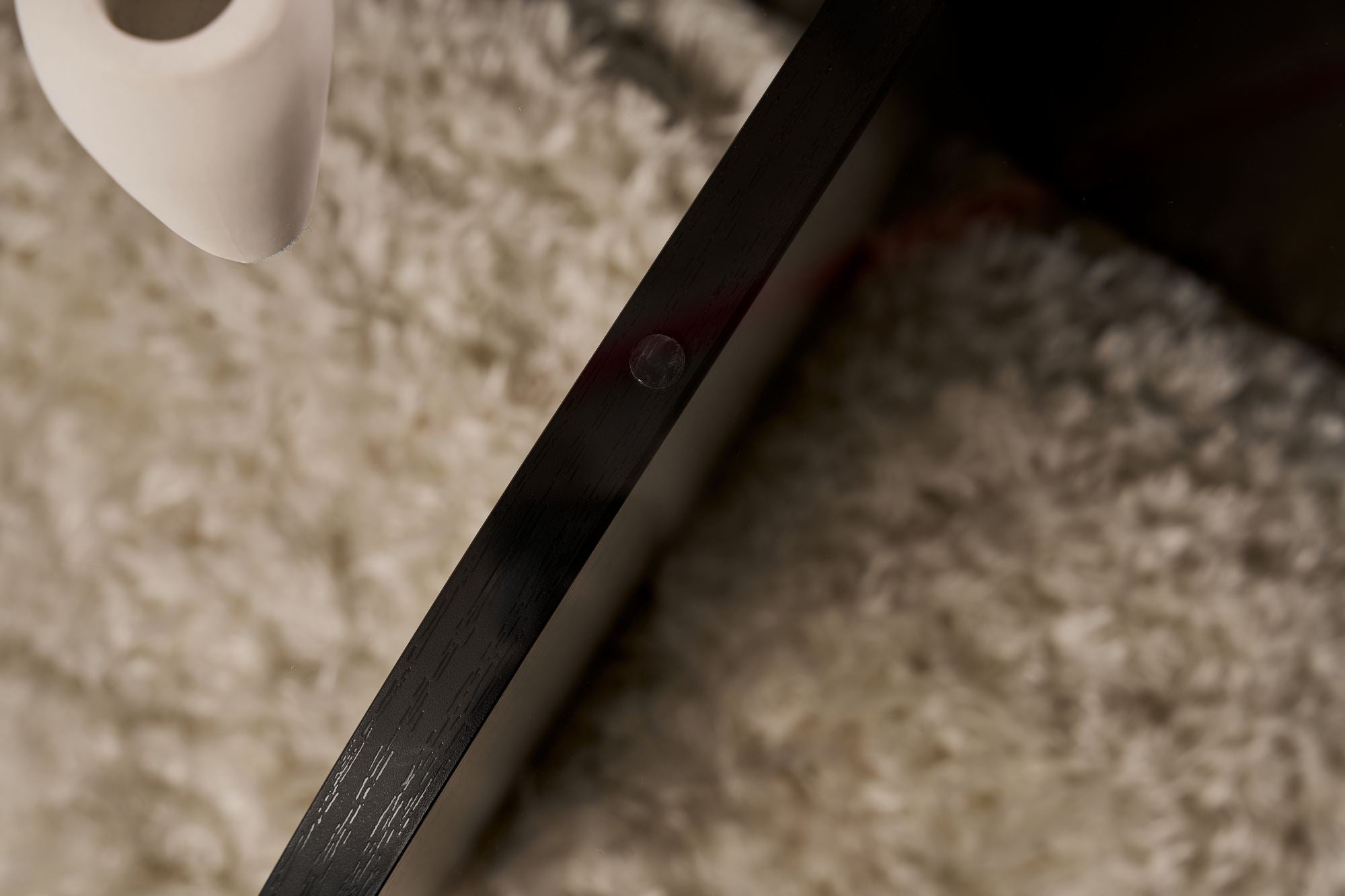 Der Aeris Sofatisch in Holz Schwarz Transparent von Nordure ist die perfekte Kombination aus modernem Design und Funktionalität, ideal für Ihr Zuhause.