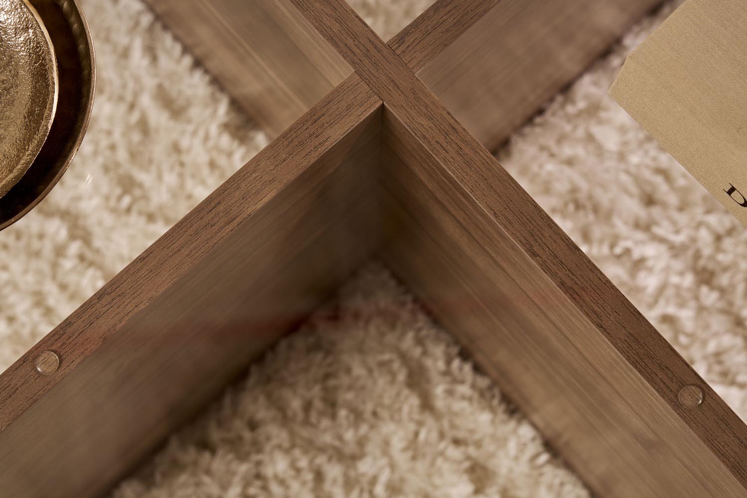 Verleihen Sie Ihrem Wohnraum mit dem Aeris Sofatisch in Walnuss Transparent von Nordure einen Hauch von Modernität und Stil. Ideal für jedes Zuhause!