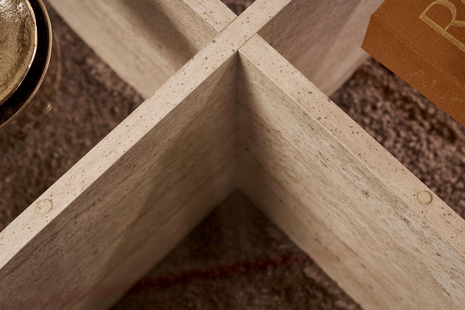 Erleben Sie den Aeris Sofatisch mit Travertin und klarem Glas – ein elegantes Möbelstück, das Stil und Funktionalität in Ihr Zuhause bringt.