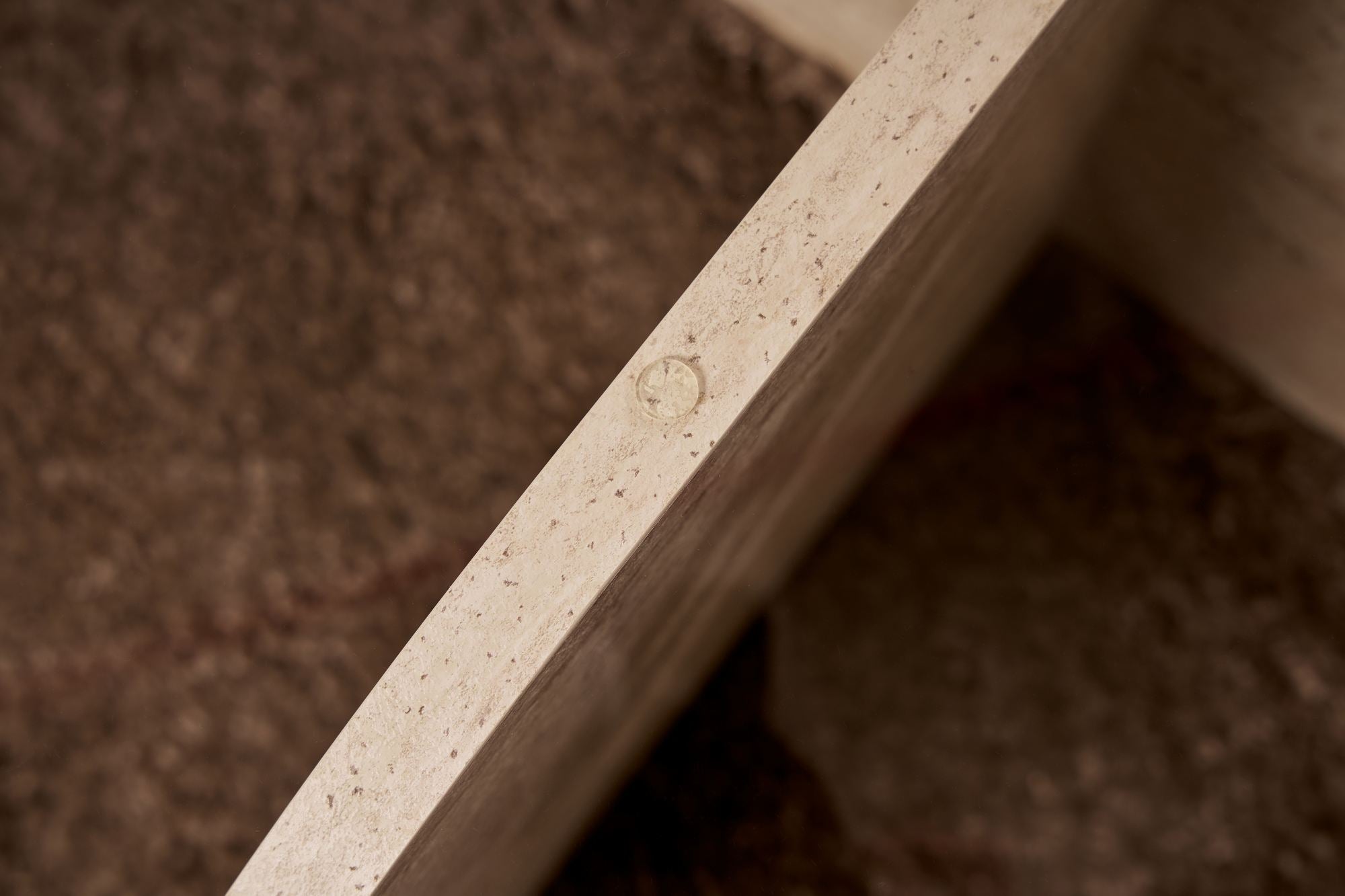 Entdecken Sie den Aeris Sofatisch aus Travertin und transparentem Glas – ein stilvolles Highlight, das jedem Raum Eleganz verleiht.