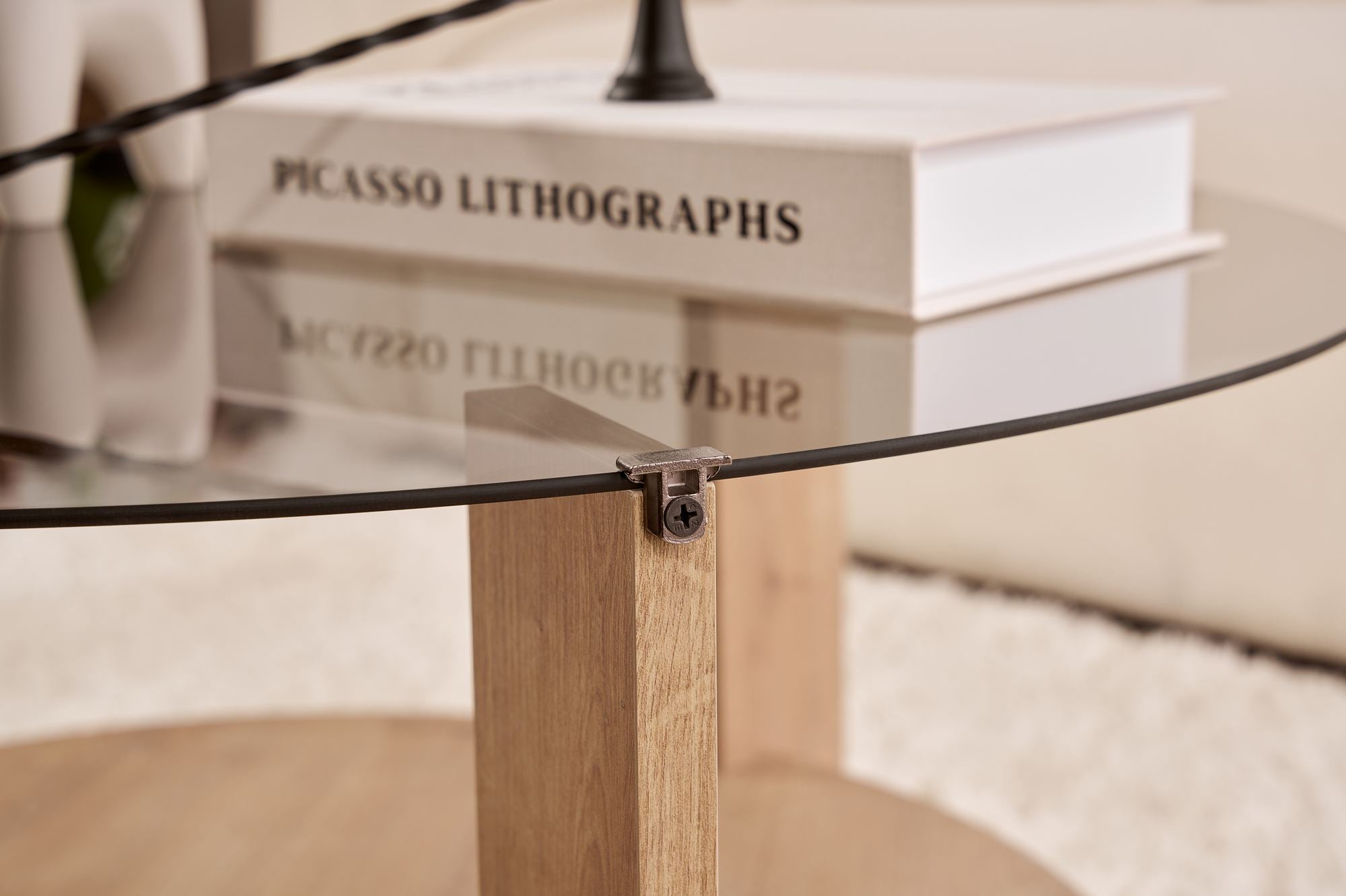 Entdecken Sie den Clara Sofatisch in Saphir-Eiche Fume von Nordure – ein stilvoller Couchtisch aus hochwertigem Glas, der Eleganz und Funktionalität vereint.