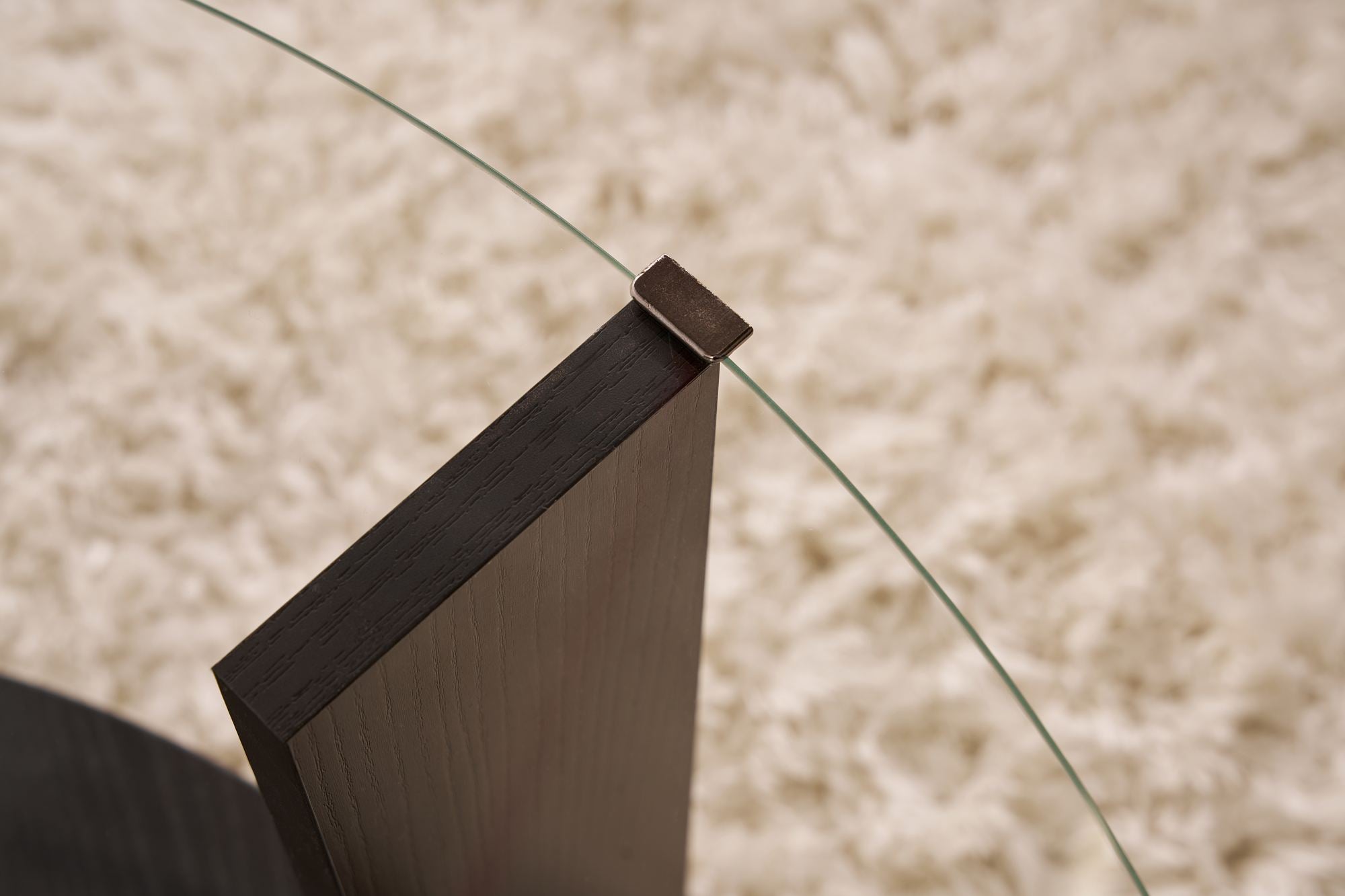 Erleben Sie den Clara Sofatisch in Holz Schwarz Transparent von Nordure – ein stilvolles, modernes Design, das Eleganz und Funktionalität in Ihr Zuhause bringt!