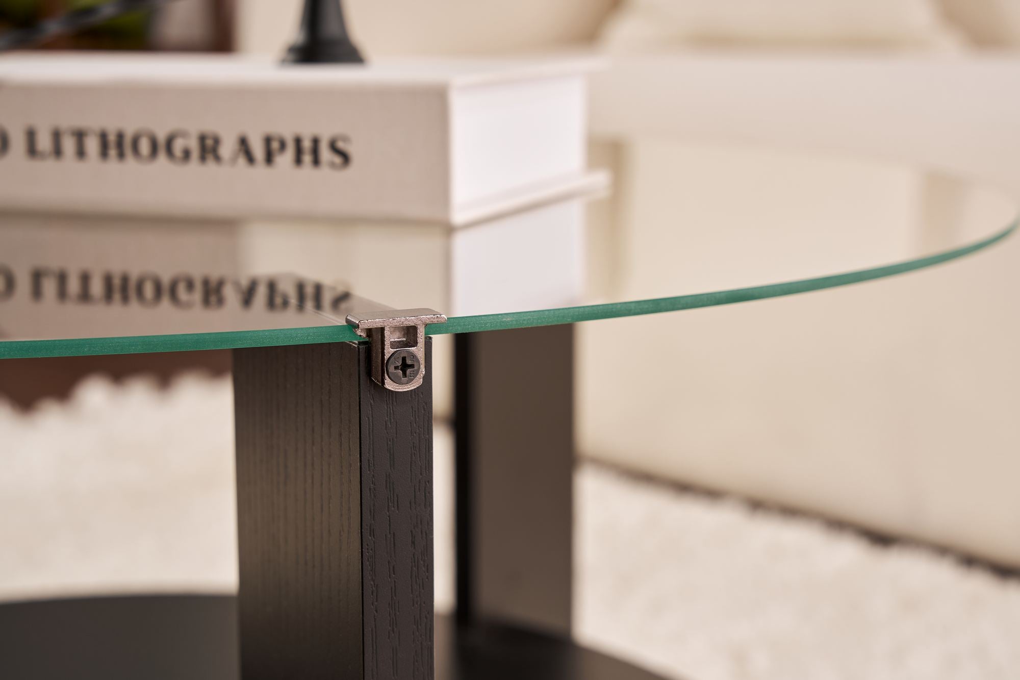 Entdecken Sie den Clara Sofatisch in Holz Schwarz Transparent von Nordure – ein elegantes Möbelstück, das Stil und Langlebigkeit vereint!