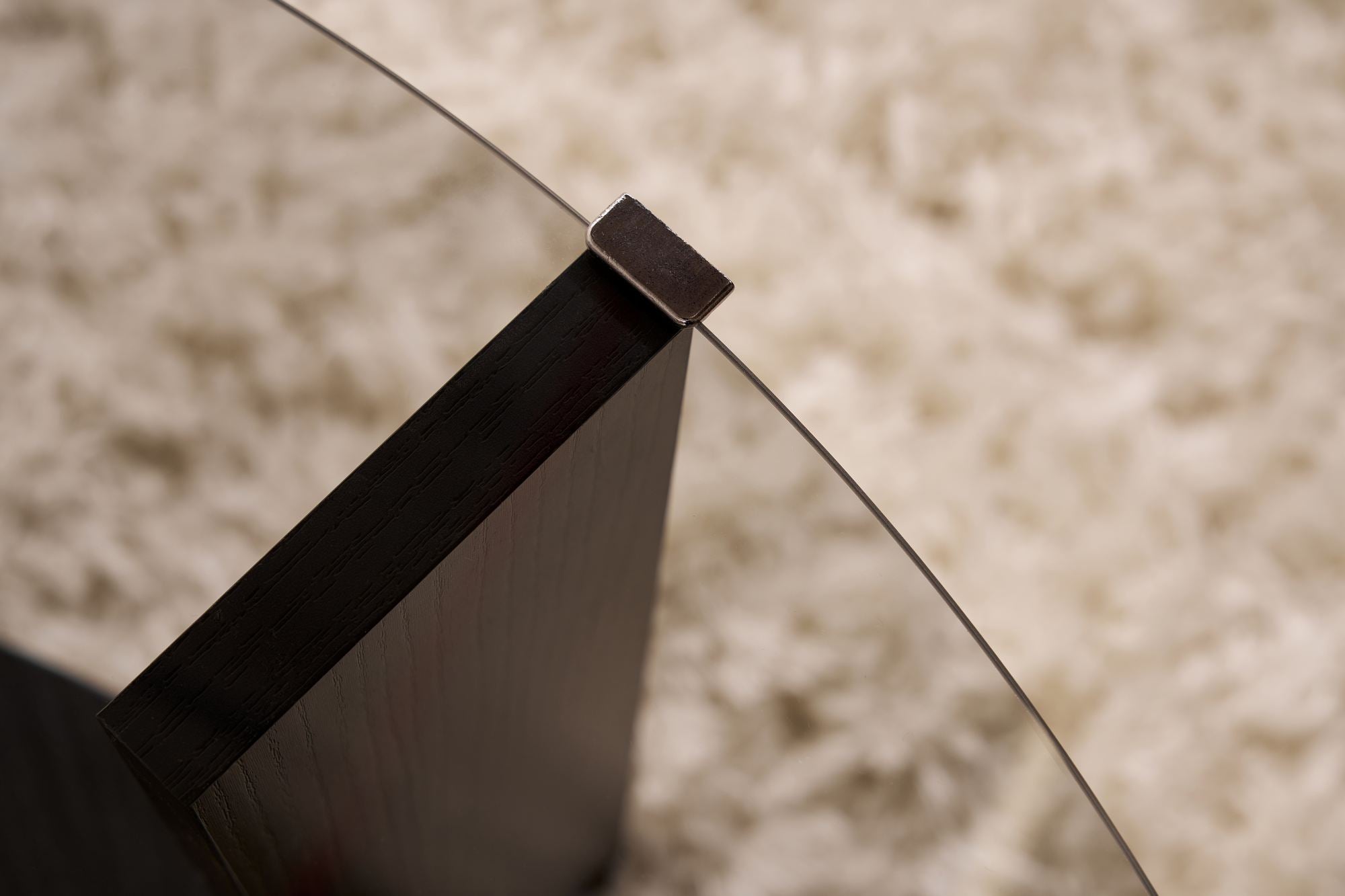 Stilvoller Clara Sofatisch in Holz Schwarz und Rauch – ideal für gemütliche Momente. Hochwertige Materialien und modernes Design für Ihr Zuhause.