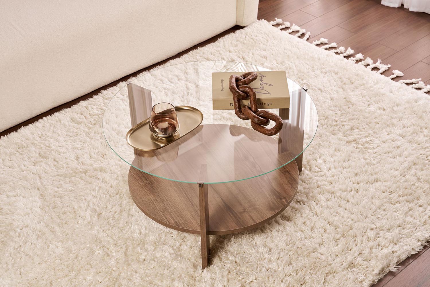 Entdecken Sie den Clara Sofatisch in Walnuss Transparent von Nordure – ein stilvoller Couchtisch, der Eleganz und Langlebigkeit vereint.