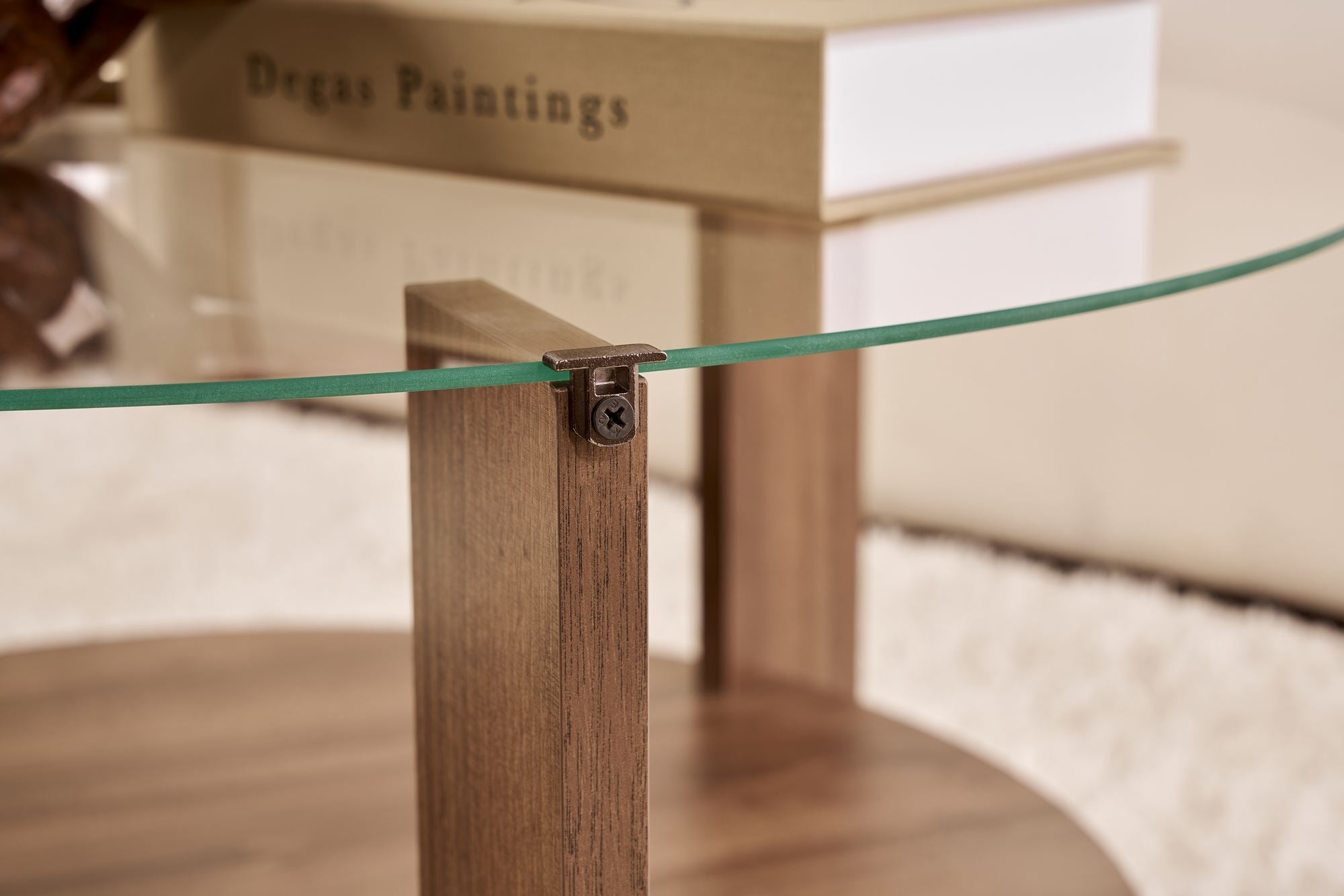 Entdecken Sie den Clara Sofatisch in Walnuss Transparent von Nordure – ein eleganter, langlebiger Tisch, der jeden Raum aufwertet.