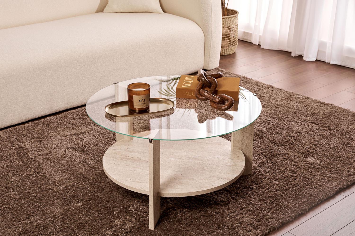 Eleganter Clara Sofatisch aus Travertin und gehärtetem Glas. Ideal für stilvolle Wohnräume. Entdecken Sie modernes Design bei KAQTU.