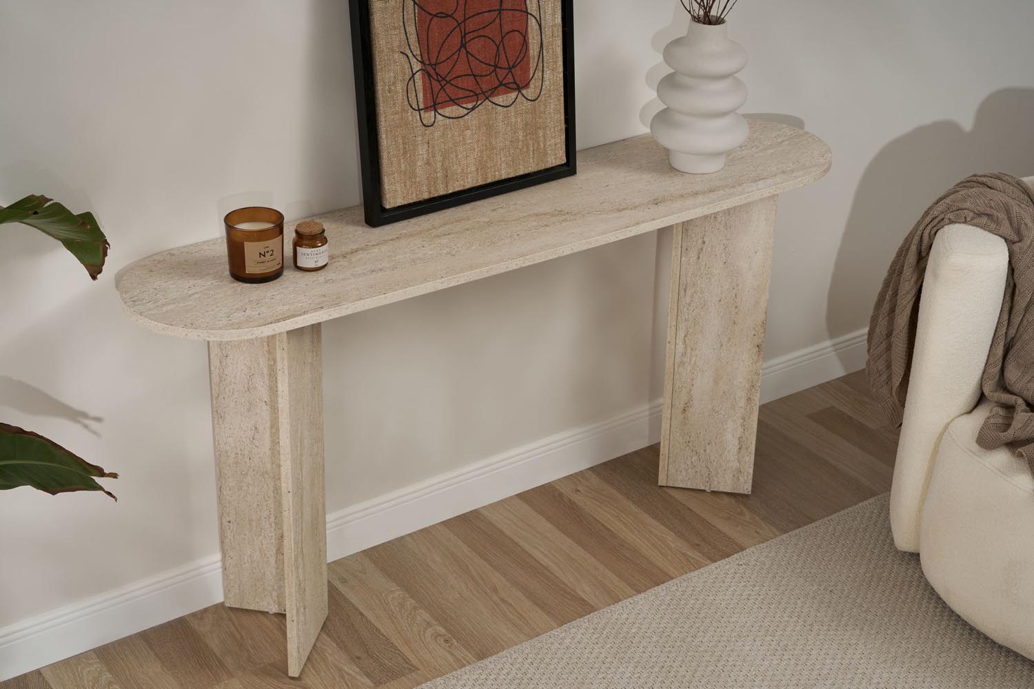 Entdecken Sie das Sira Sideboard in Travertin von Nordure – ein stilvolles Möbelstück, das Luxus und praktischen Stauraum harmonisch kombiniert.