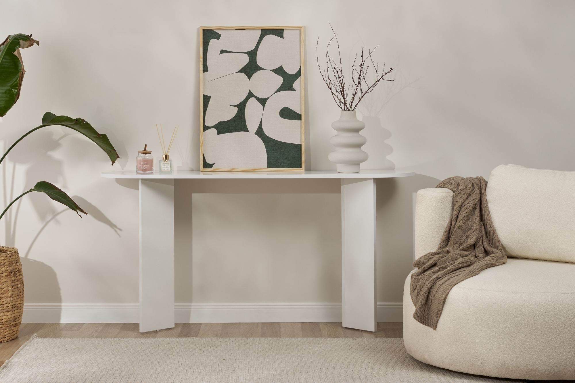 Entdecken Sie das elegante Sira Sideboard in Weiß von Nordure – ein stilvolles Möbelstück, das jedem Raum einen Hauch von Luxus verleiht.