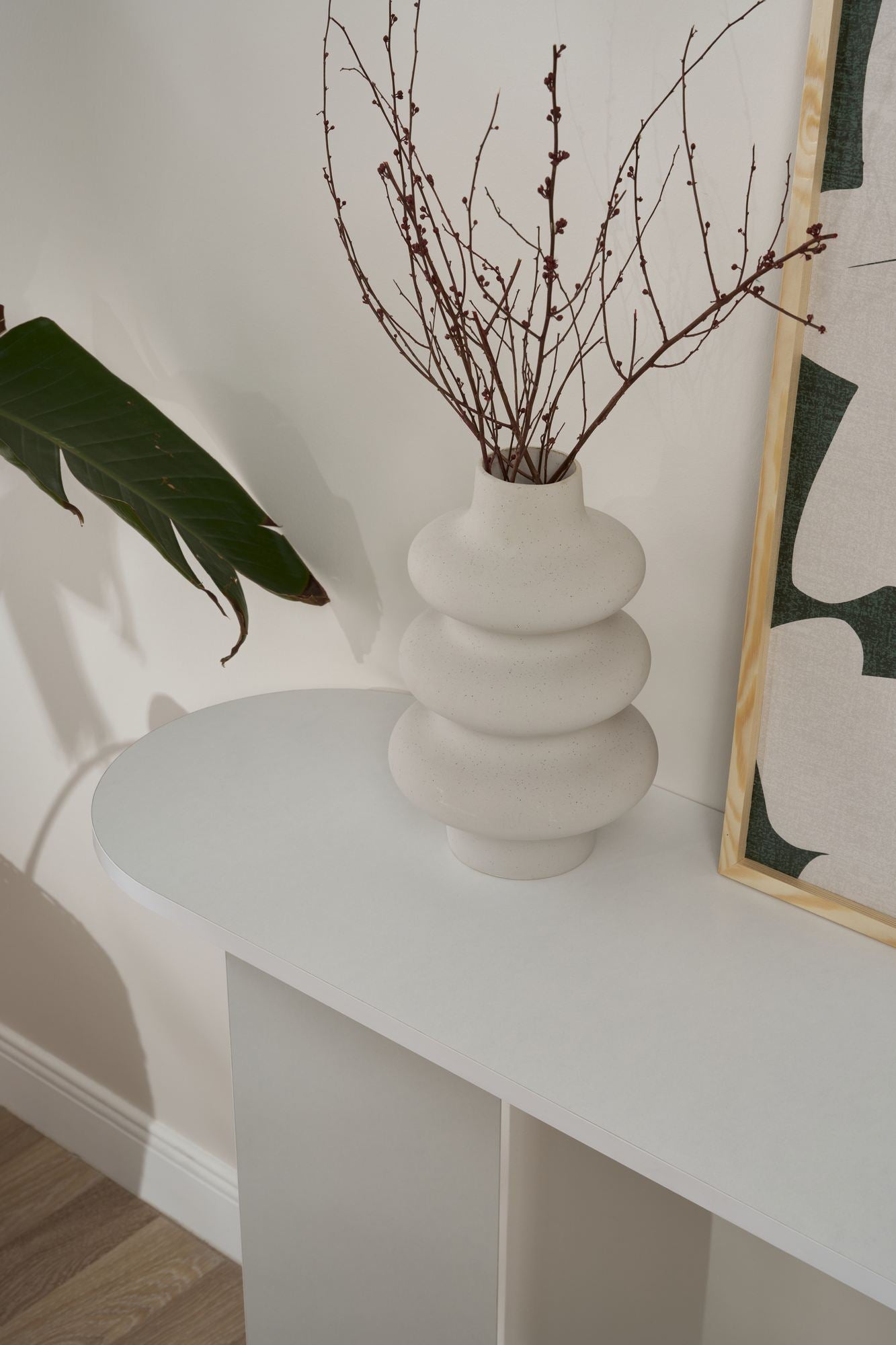 Entdecken Sie das elegante Sira Sideboard in Weiß von Nordure – ein stilvolles Möbelstück, das jedem Raum einen Hauch von Luxus verleiht.