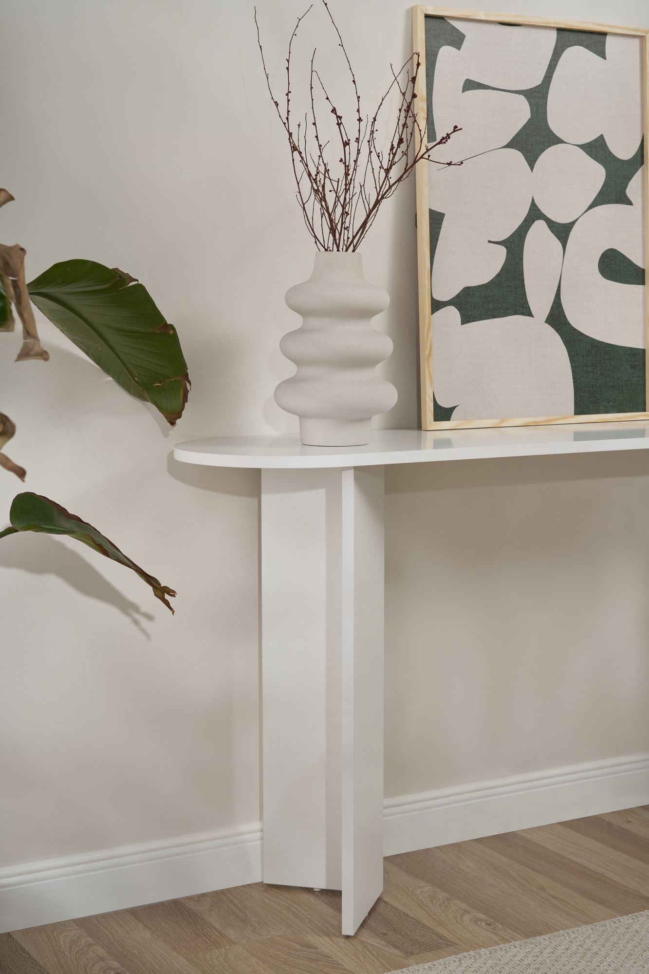 Erleben Sie das Sira Sideboard in strahlendem Weiß von Nordure – ein zeitloses Möbelstück, das Stil und Funktionalität perfekt vereint.