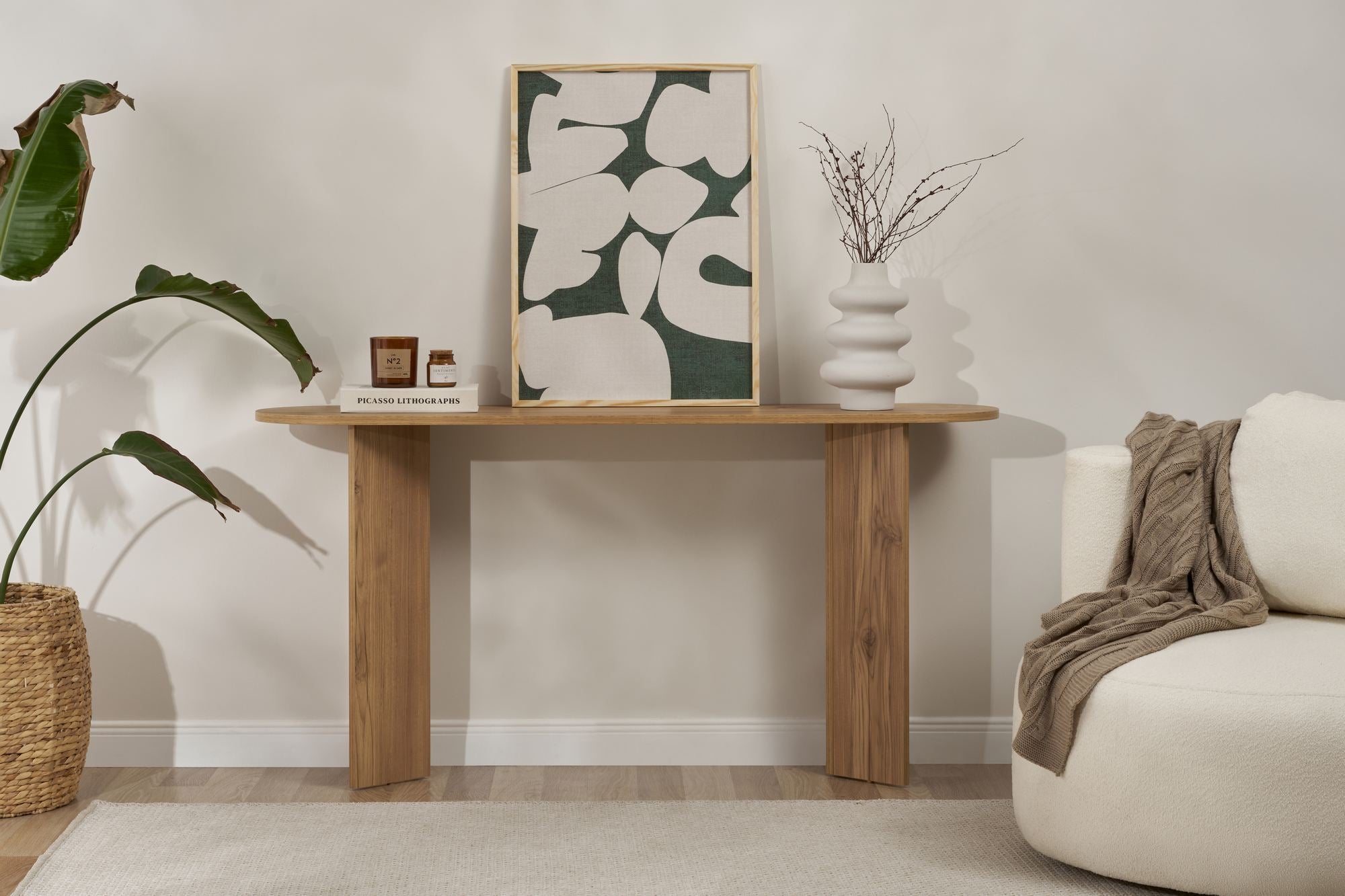 Entdecken Sie das Sira Sideboard aus Eiche von Nordure – ein stilvolles Möbelstück, das Eleganz und Funktionalität vereint.