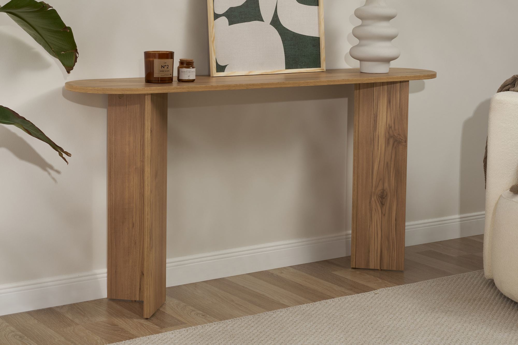 Erleben Sie das Sira Sideboard in Eiche von Nordure – ein zeitloses Design, das Stil und praktischen Stauraum harmonisch kombiniert.