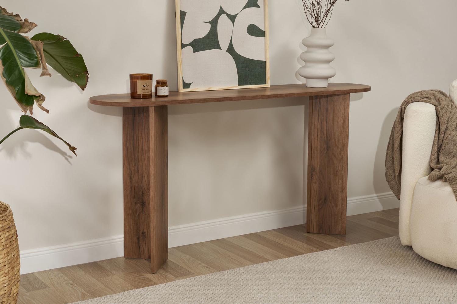 Erleben Sie das Sira Sideboard in edlem Walnuss-Finish von Nordure. Perfekte Kombination aus modernem Stil und funktionaler Stauraumlösung.