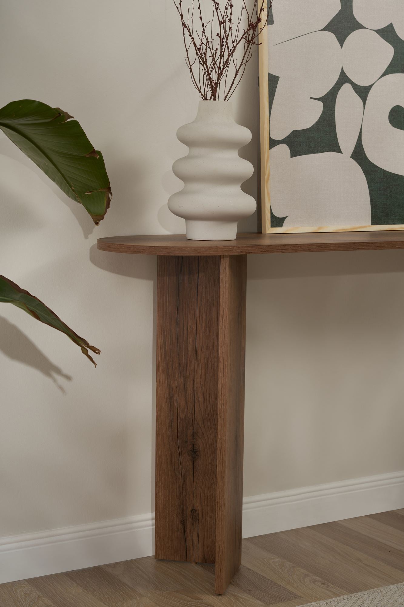 Erleben Sie das Sira Sideboard von Nordure in edlem Walnuss. Elegantes Design trifft auf funktionale Aufbewahrung für jeden Raum.