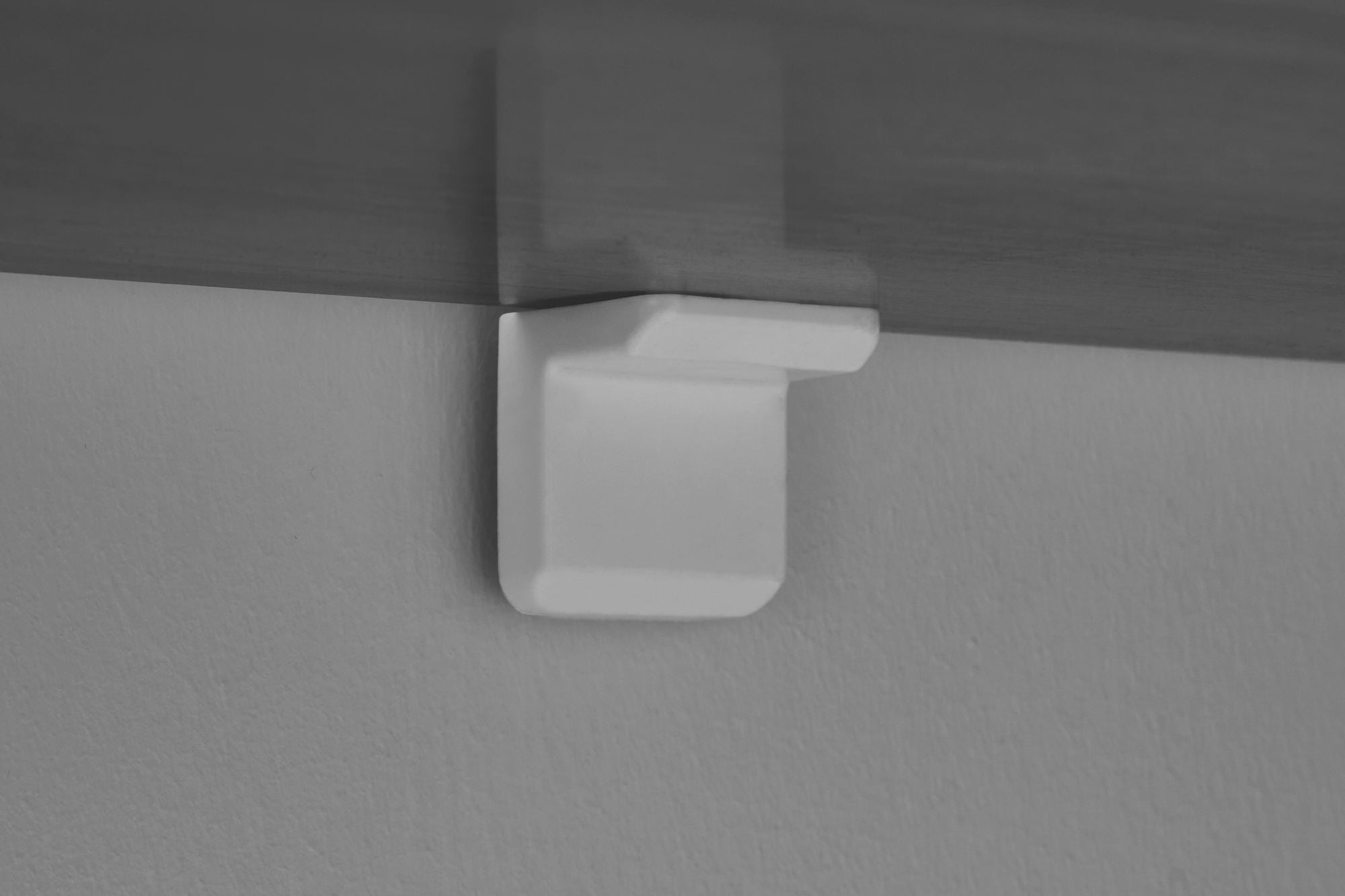 Entdecken Sie das Sira Sideboard von Nordure in luxuriösem Walnuss. Stilvolles Design und praktische Stauraumlösungen für Ihr Zuhause.