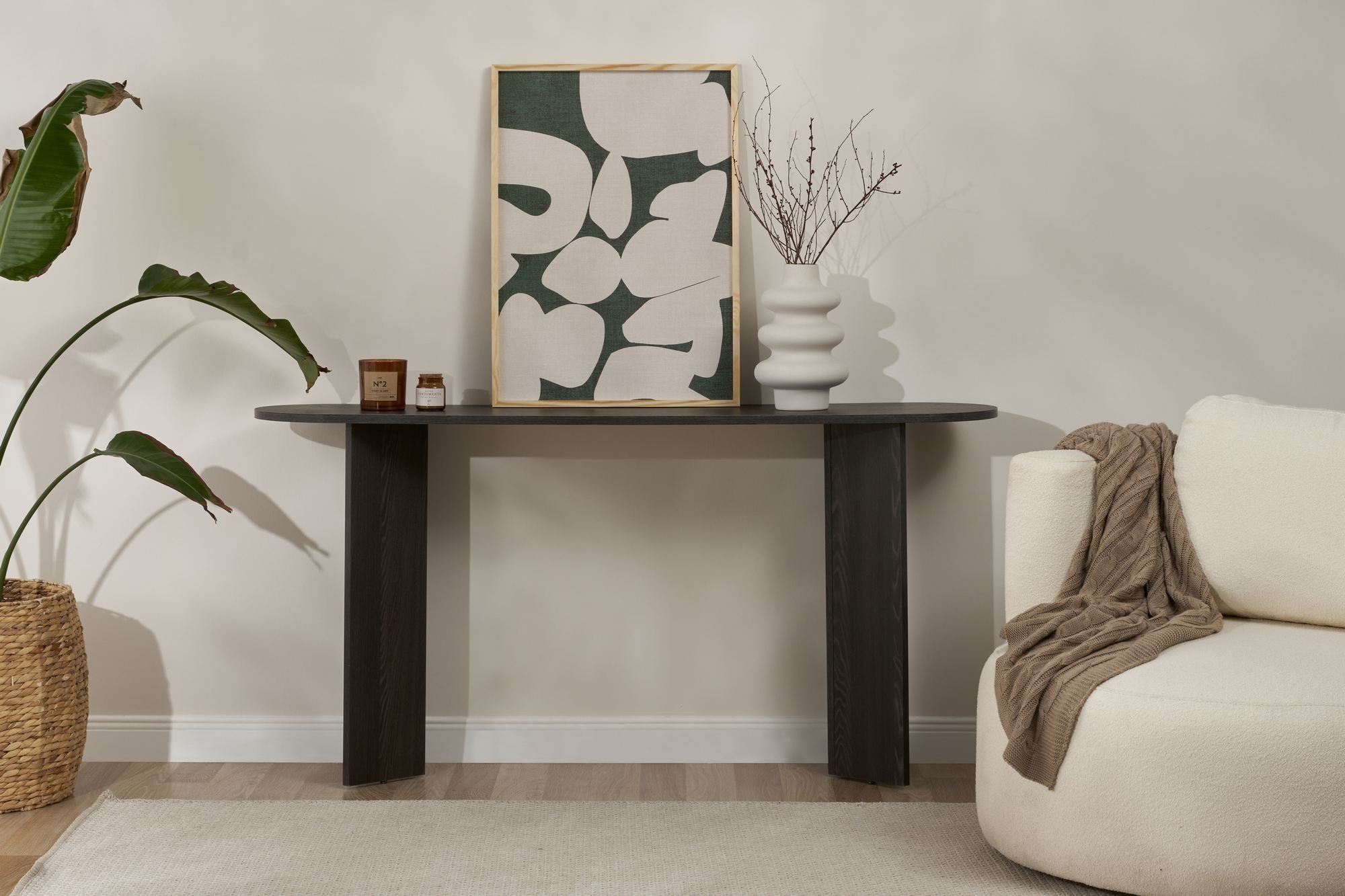 Entdecken Sie das elegante Sira Sideboard in Lumiere Schwarz von Nordure – ein stilvolles Möbelstück für jeden Raum.