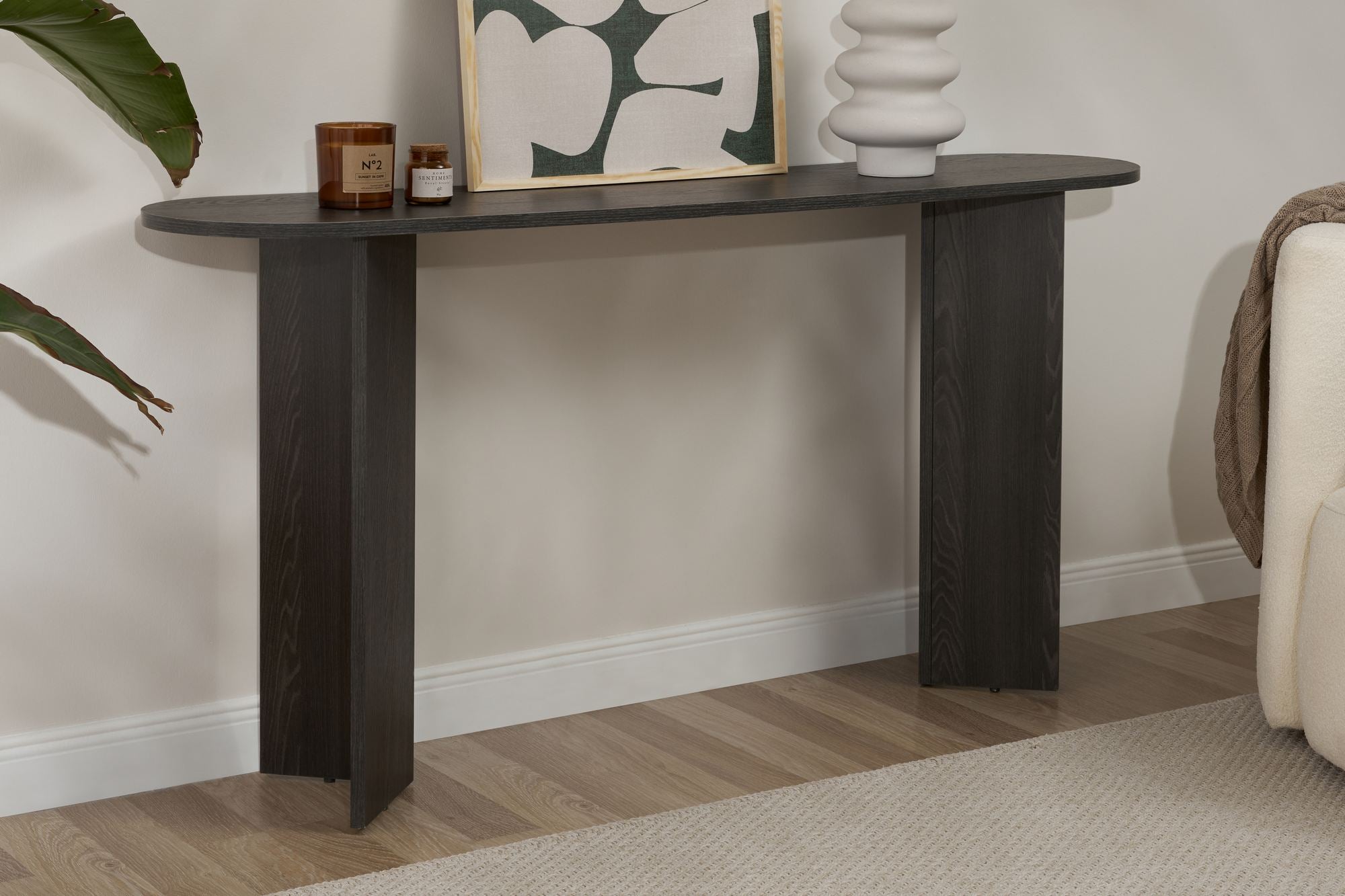 Verleihen Sie Ihrem Zuhause mit dem Sira Sideboard in edlem Lumiere Schwarz von Nordure einen modernen Akzent und praktischen Stauraum.