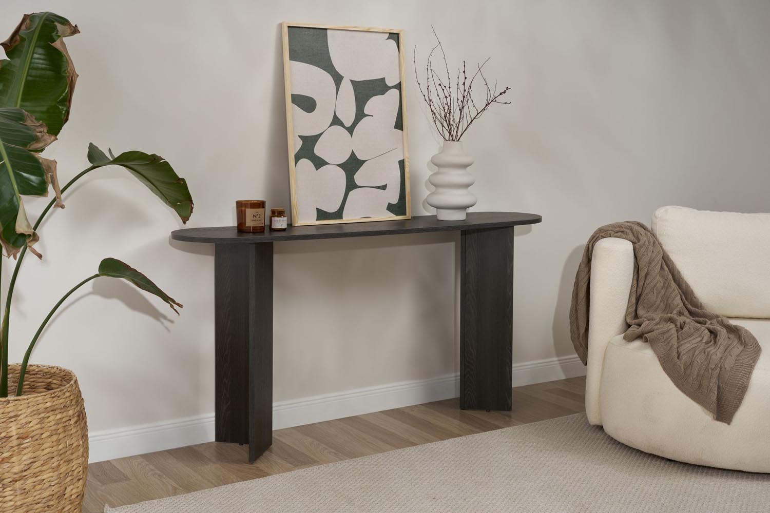 Das Sira Sideboard in elegantem Lumiere Schwarz von Nordure vereint modernes Design mit praktischer Funktionalität und verleiht jedem Raum einen Hauch von Luxus.