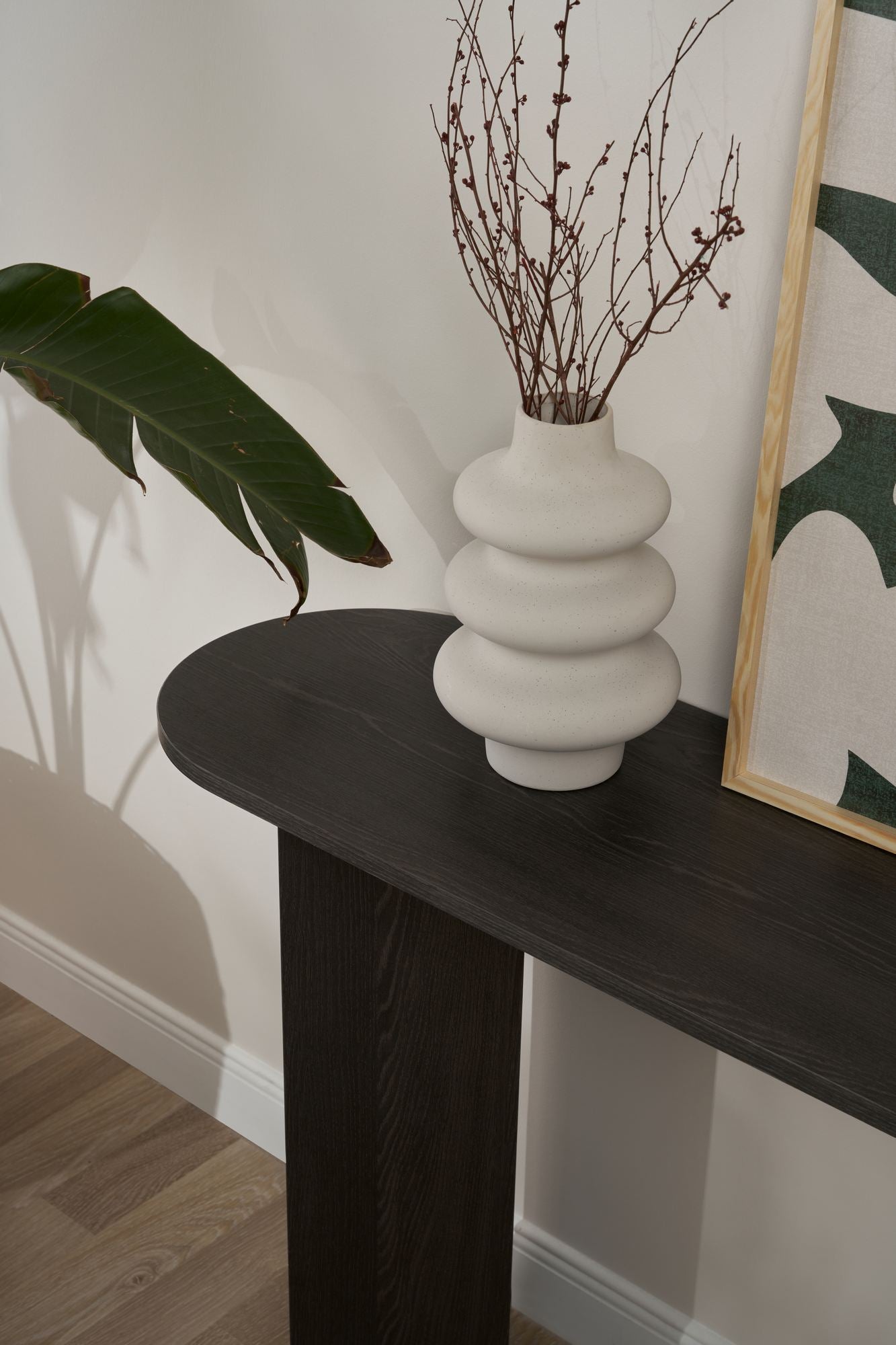 Das Sira Sideboard in edlem Lumiere Schwarz von Nordure kombiniert stilvolle Eleganz mit großzügigem Stauraum und bereichert Ihr Zuhause.