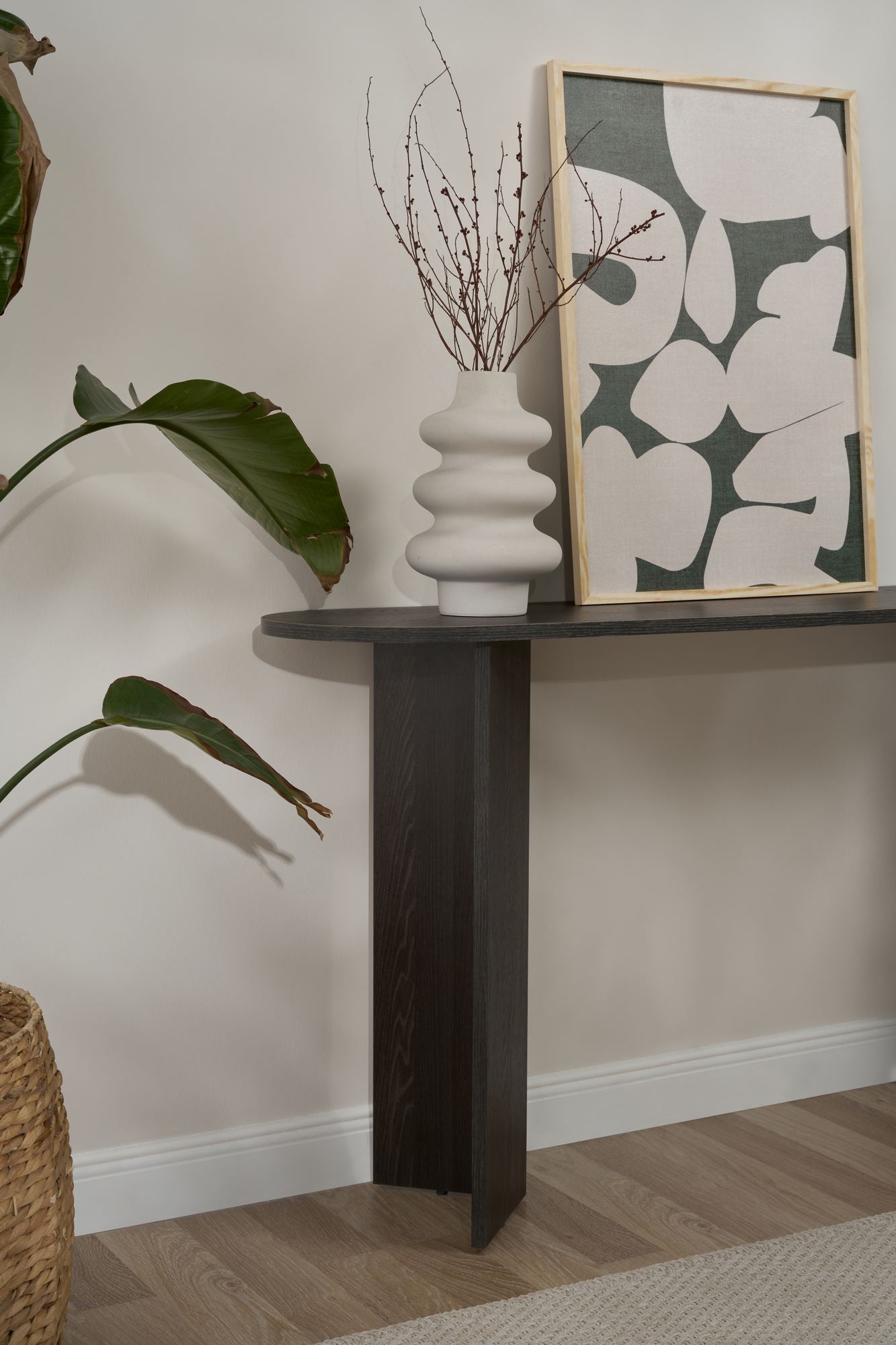 Das Sira Sideboard in luxuriösem Lumiere Schwarz von Nordure vereint modernes Design mit praktischer Funktionalität und verleiht jedem Raum einen Hauch von Stil.