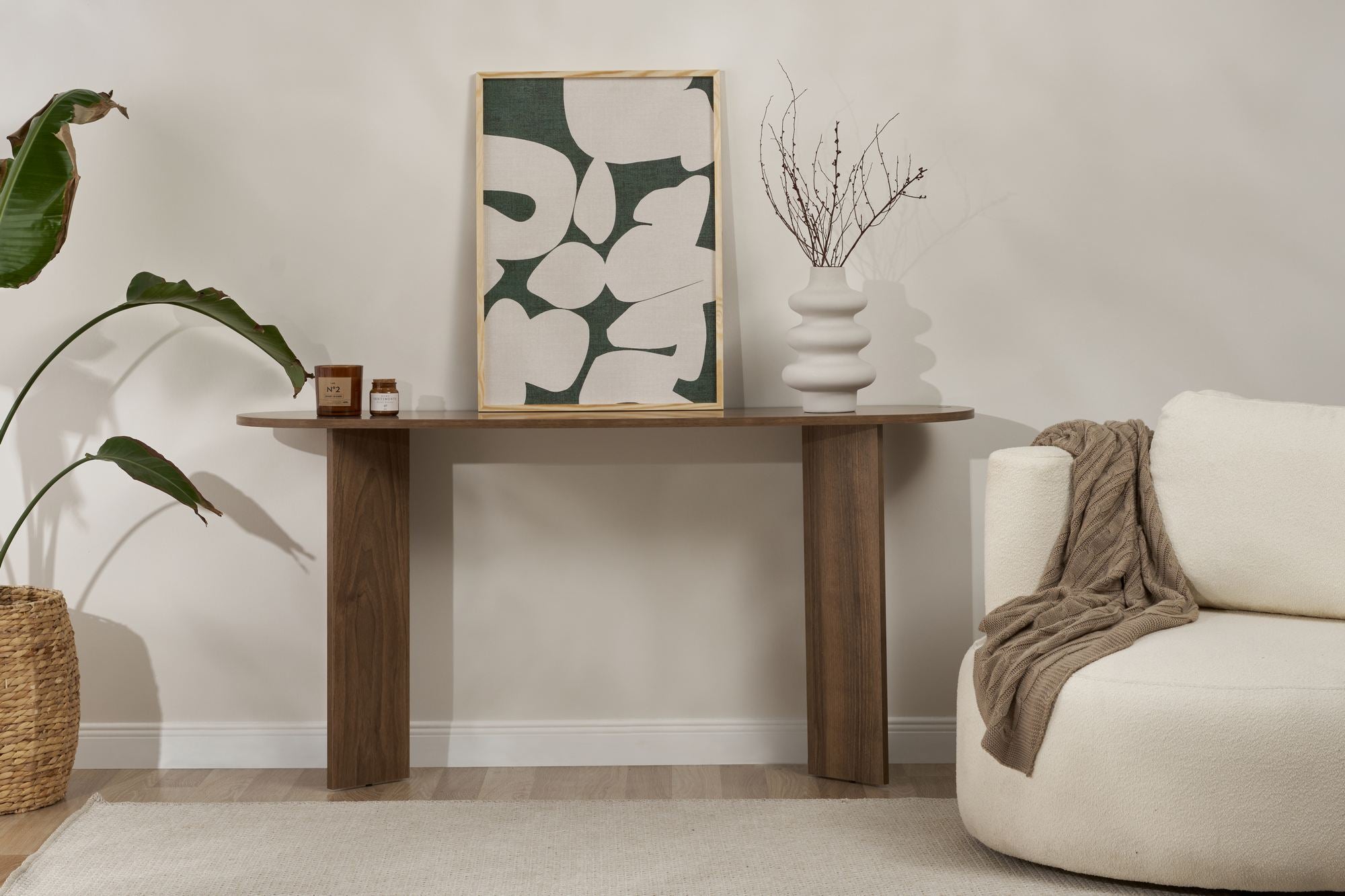 Entdecken Sie das elegante Sira Sideboard in Walnuss von Nordure – stilvolle Aufbewahrung für Ihr Zuhause!