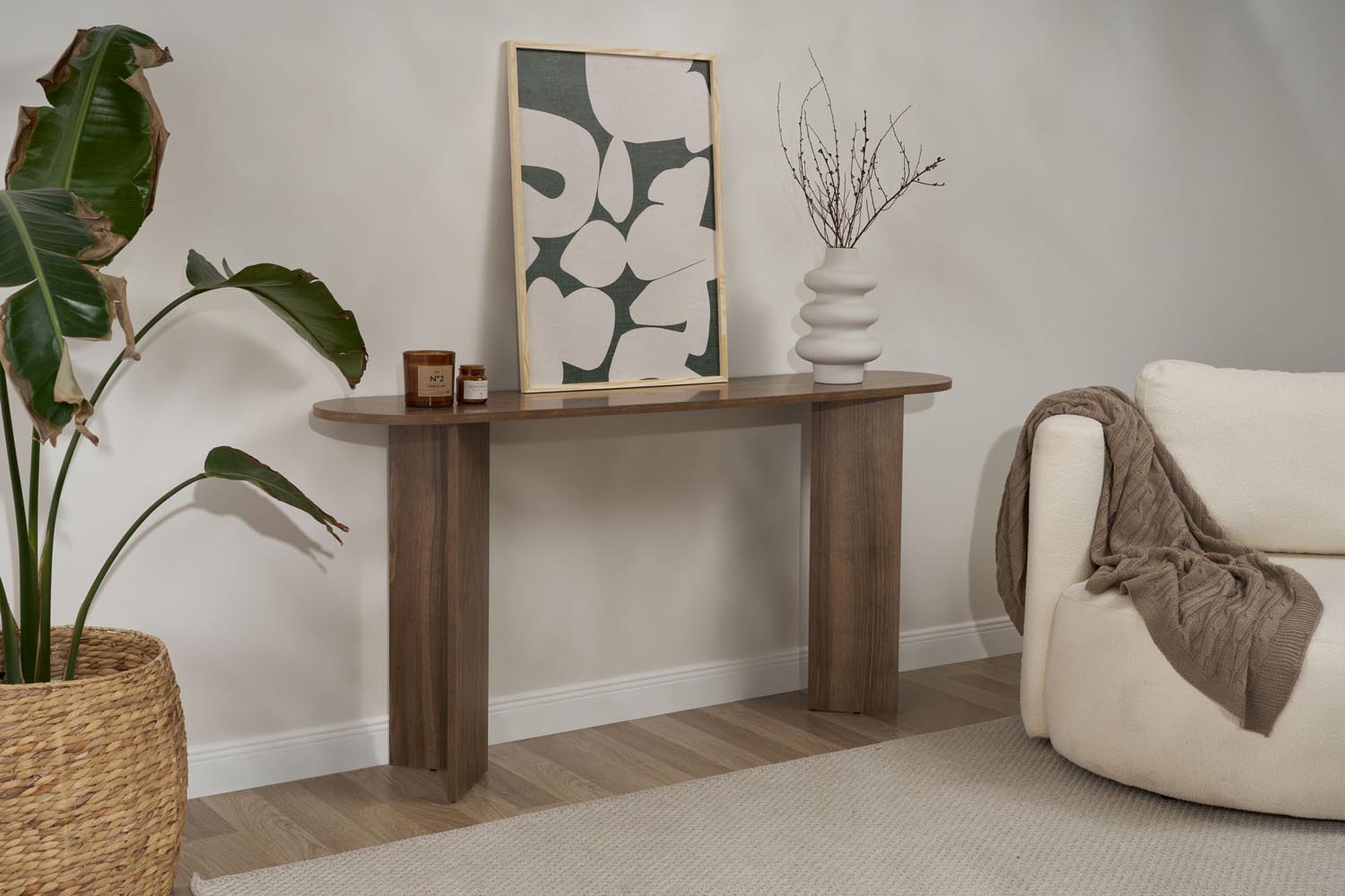 Erleben Sie das Sira Sideboard in edlem Walnuss-Finish von Nordure – ein elegantes Möbelstück, das Stil und Funktionalität vereint!