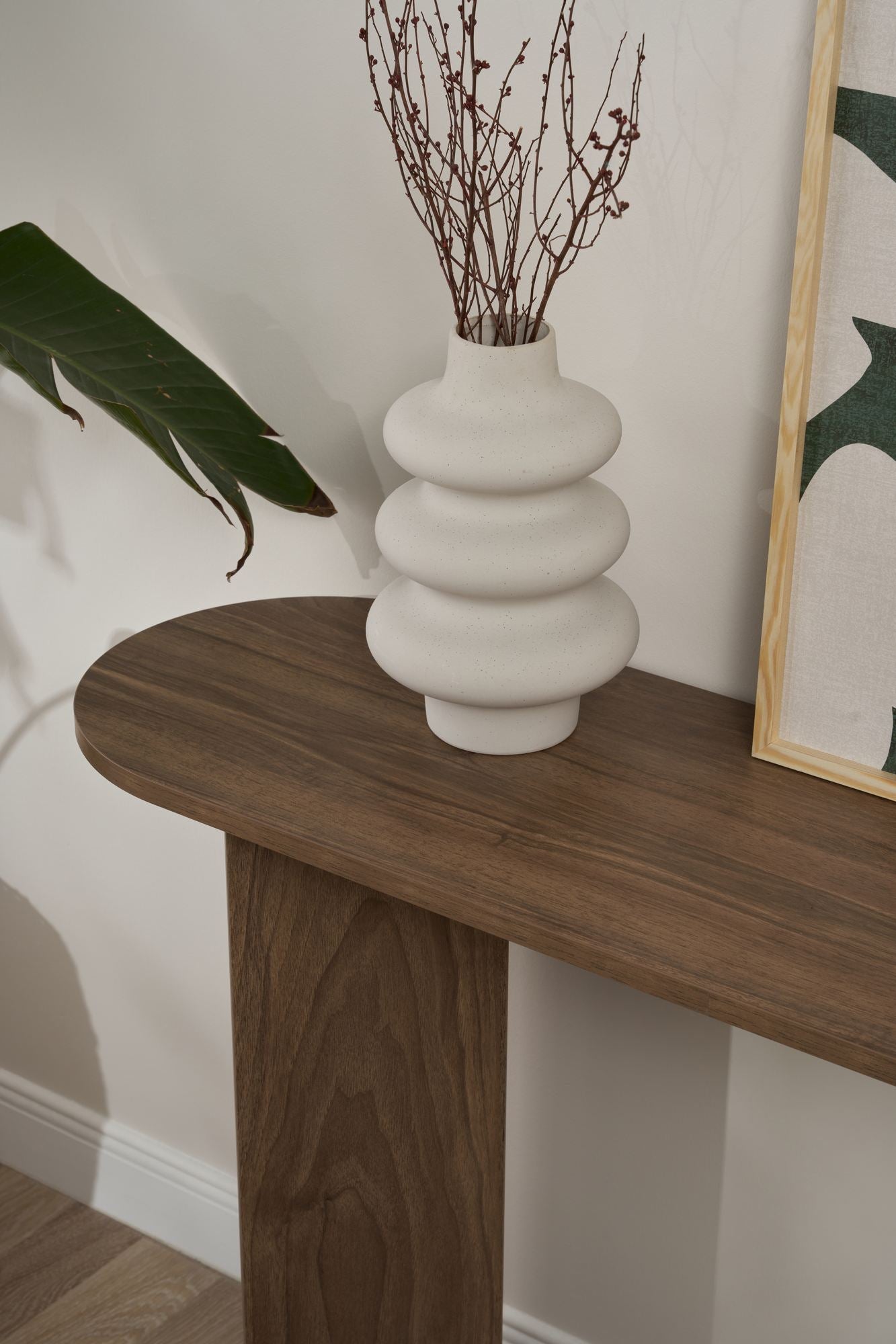 Entdecken Sie das Sira Sideboard in Walnuss von Nordure – ein stilvolles Möbelstück, das Eleganz und praktische Aufbewahrung in Ihr Zuhause bringt!