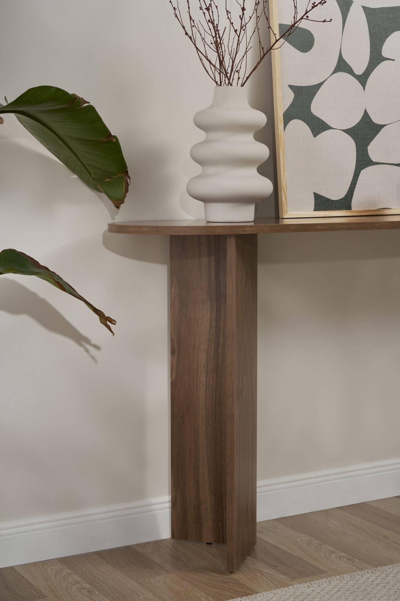 Erleben Sie das Sira Sideboard in edlem Walnuss-Finish von Nordure – ein elegantes Möbelstück, das Stil und Funktionalität vereint!